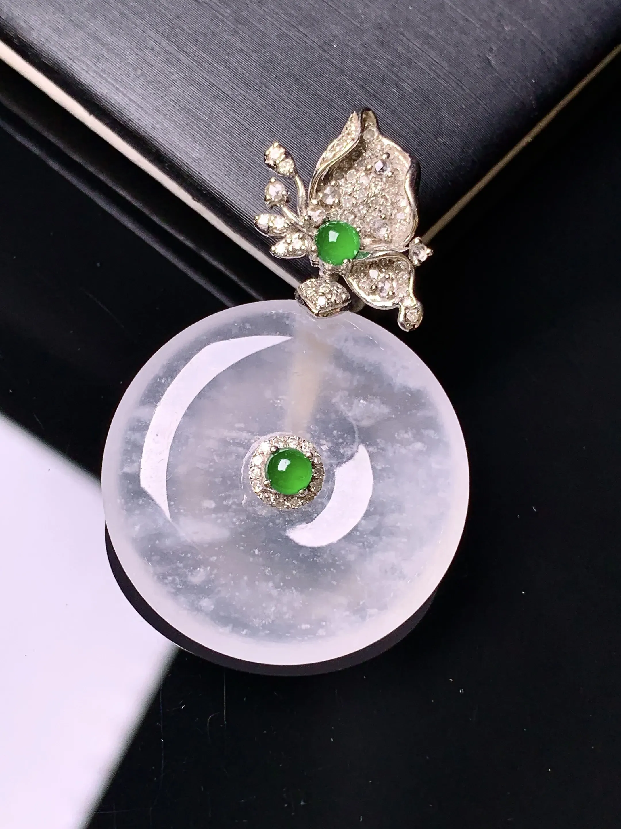 18k金钻镶嵌冰种平安扣吊坠 玉质细腻 色泽清新艳丽 整体尺寸38.2*24.7*4.8