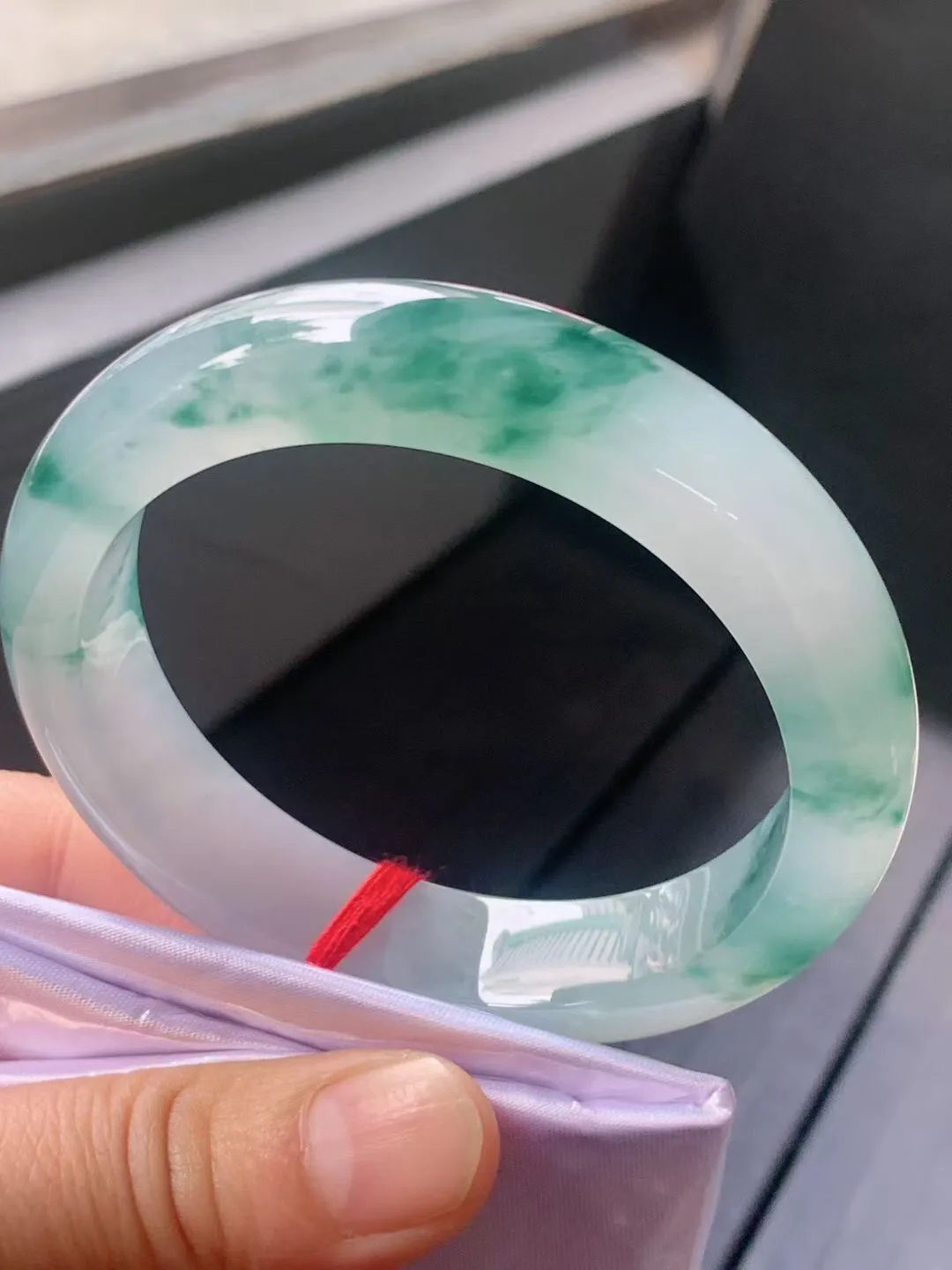 【翡翠名称】老种高冰飘花57正圈口手镯
【翡翠尺寸】57/13.3/8.9mm适合56-58正圈口佩戴
【翡翠描述】宝贝种老水足，玉质细腻，色泽靓丽，性价比高，佩戴效果好！
【其它赠送】权威证书/精美挂绳盒子/支持全国复检