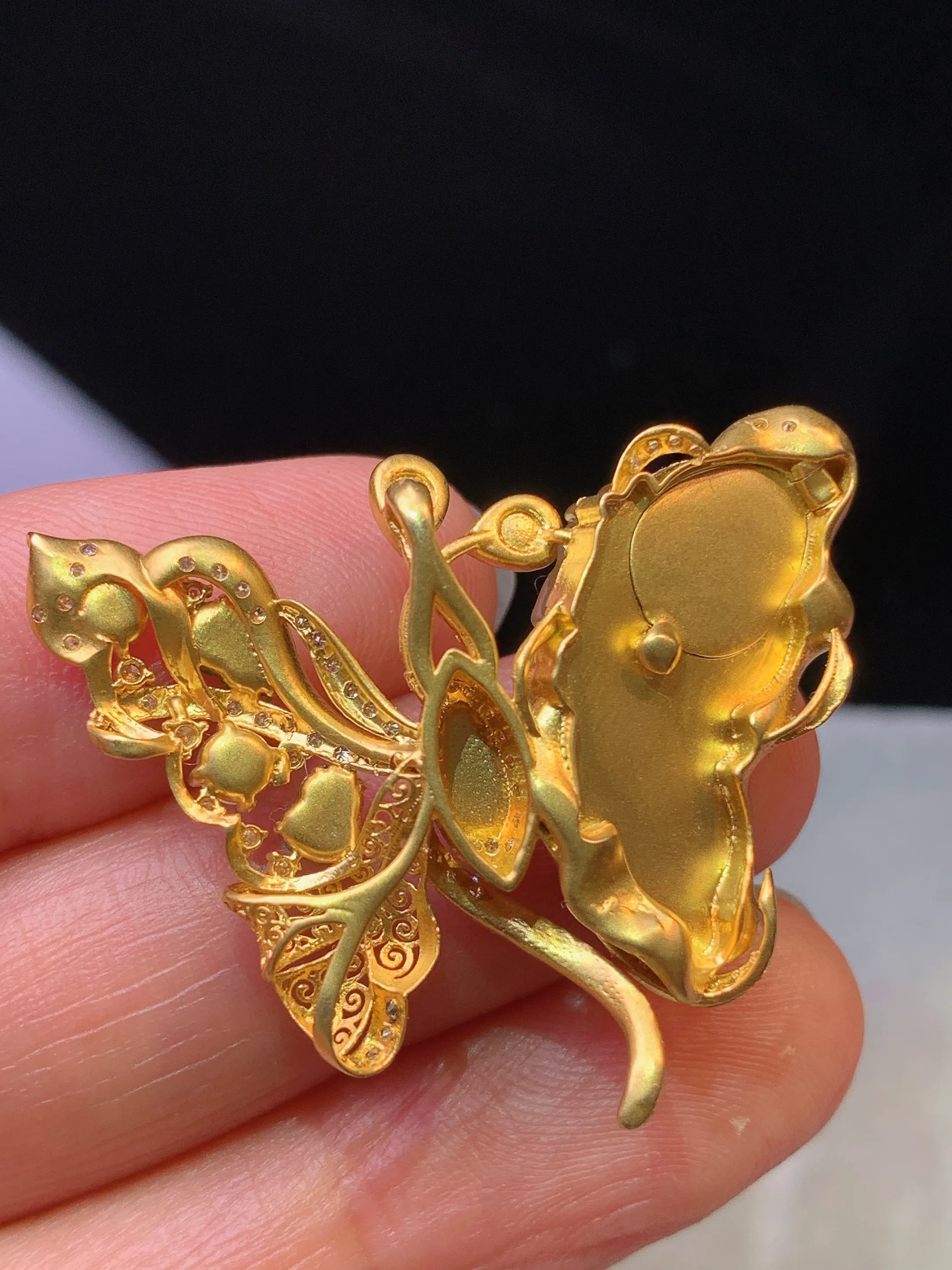 18k金钻镶嵌黄翡蝴蝶搭配绿蛋面葫芦吊坠 玉质细腻 色泽清新艳丽 整体尺寸27.8*33.8*5.7