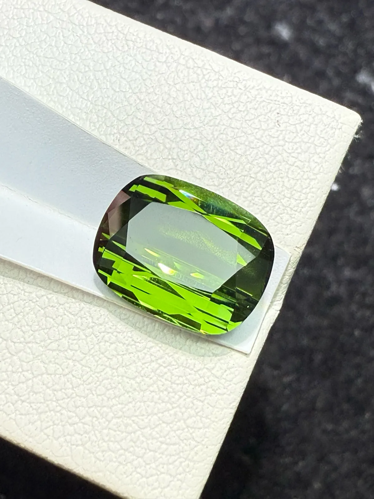 5.82ct天然绿碧玺裸石，尺寸11.5*9*6.3 毫米，晶体通透，颜色美艳