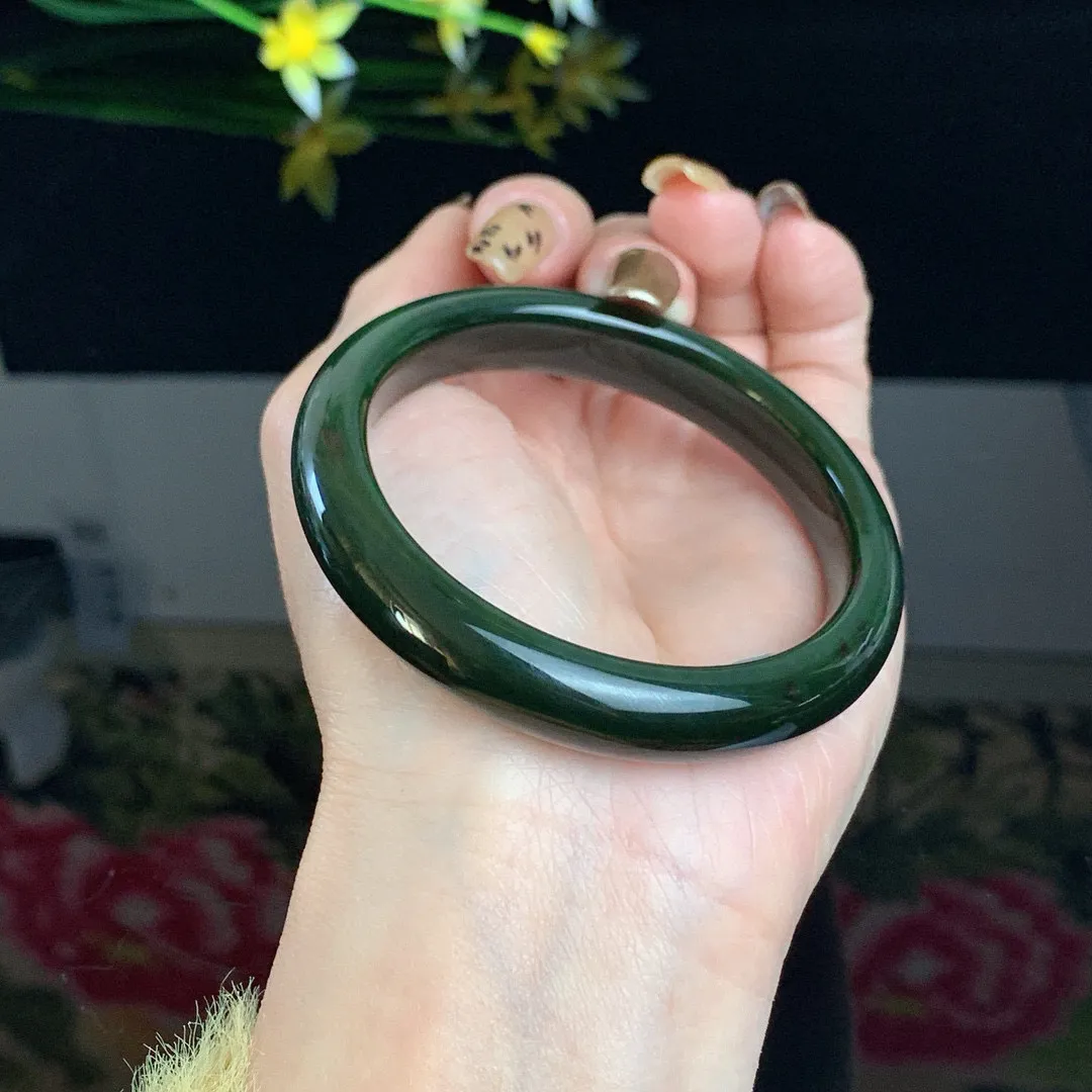 和田玉55.5圈口菠菜绿碧玉手镯！玉质细腻油润 底色纯净 无裂无棉 脂粉好，品质高