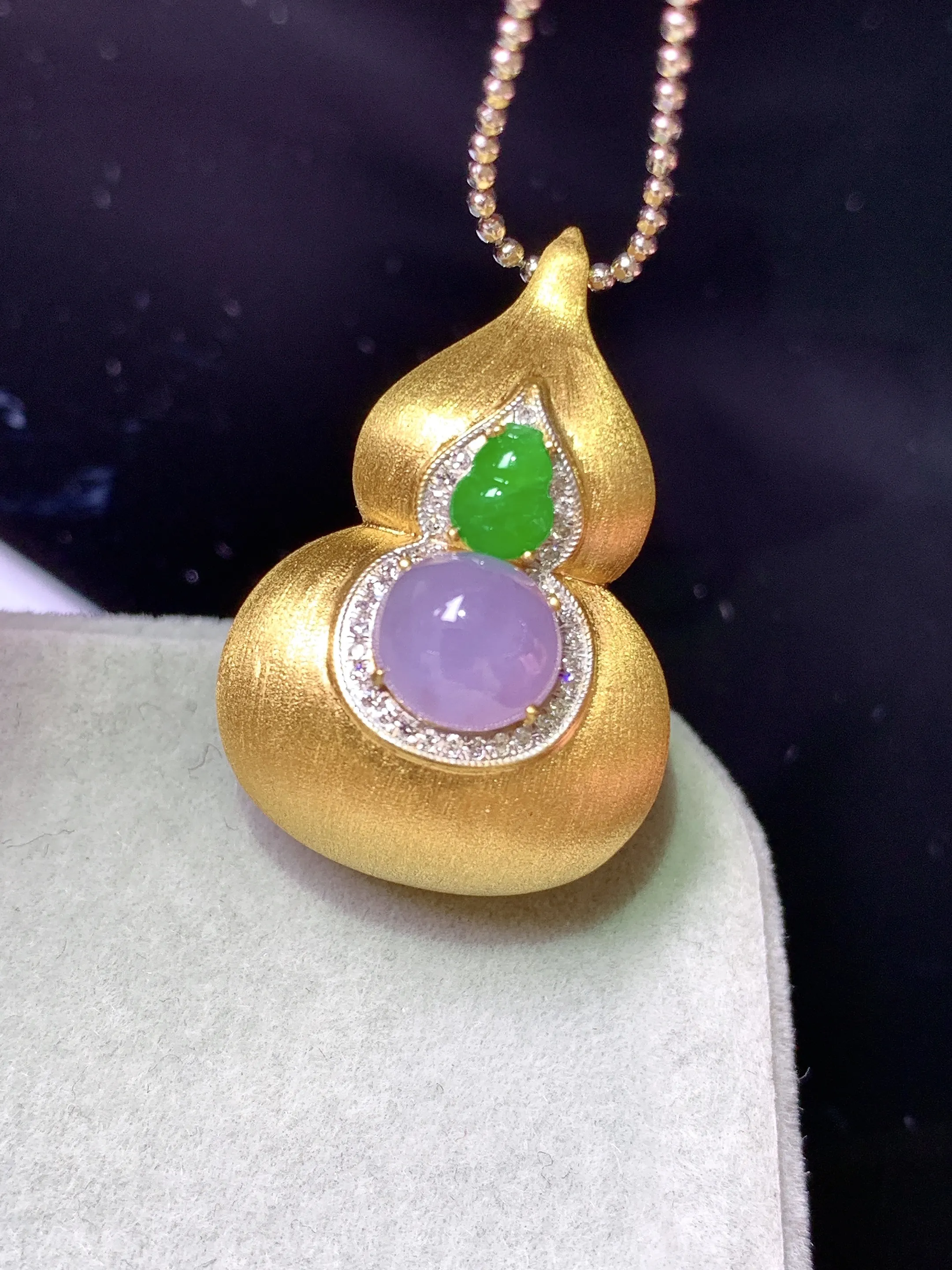 18k金钻镶嵌紫罗兰蛋面吊坠 玉质细腻 色泽清新艳丽 整体尺寸28*19*17