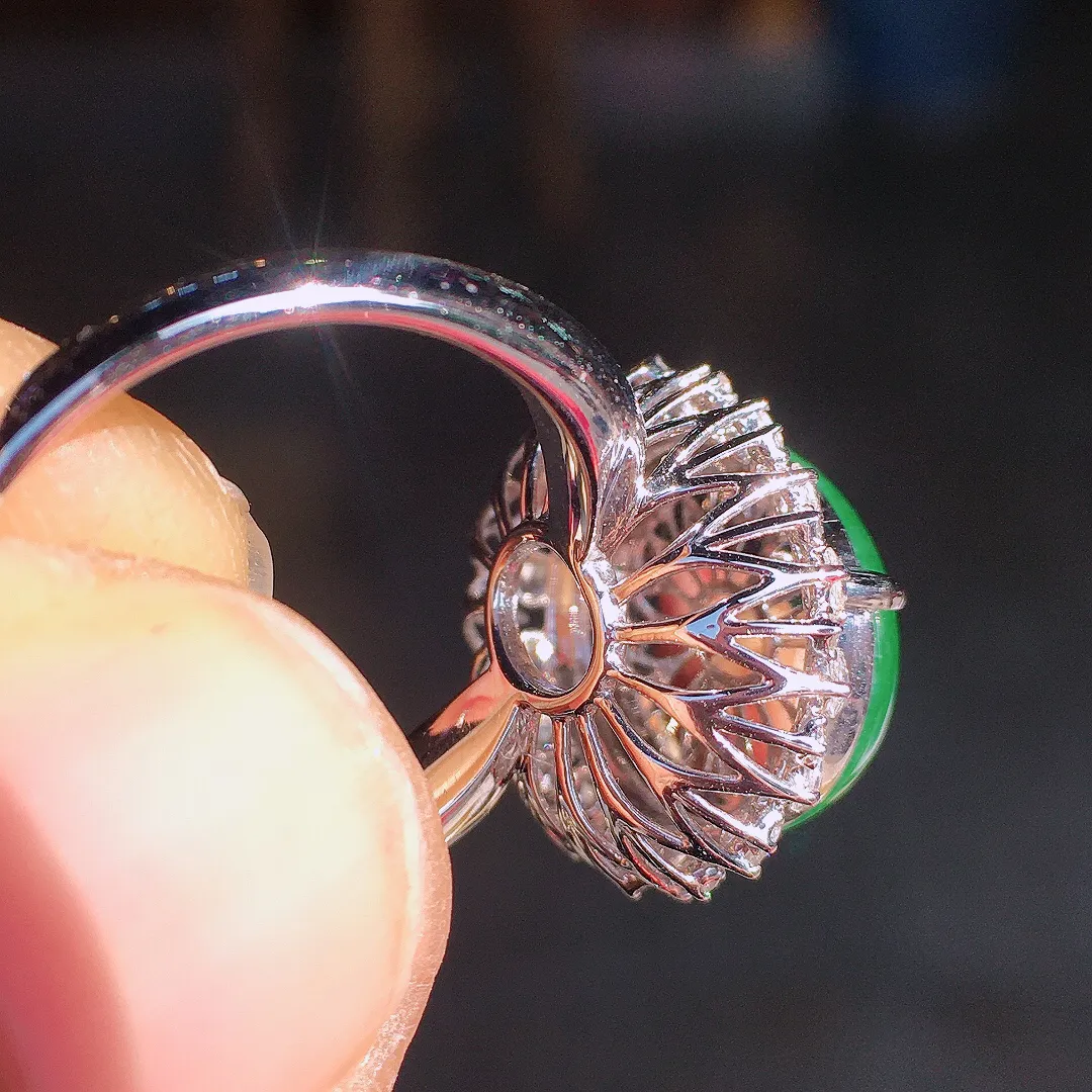 阳绿蛋面戒指，色泽均匀艳丽，玉质细腻，荧光感超
强，饱满圆润，尽显优雅气质，18k
金豪华镶嵌