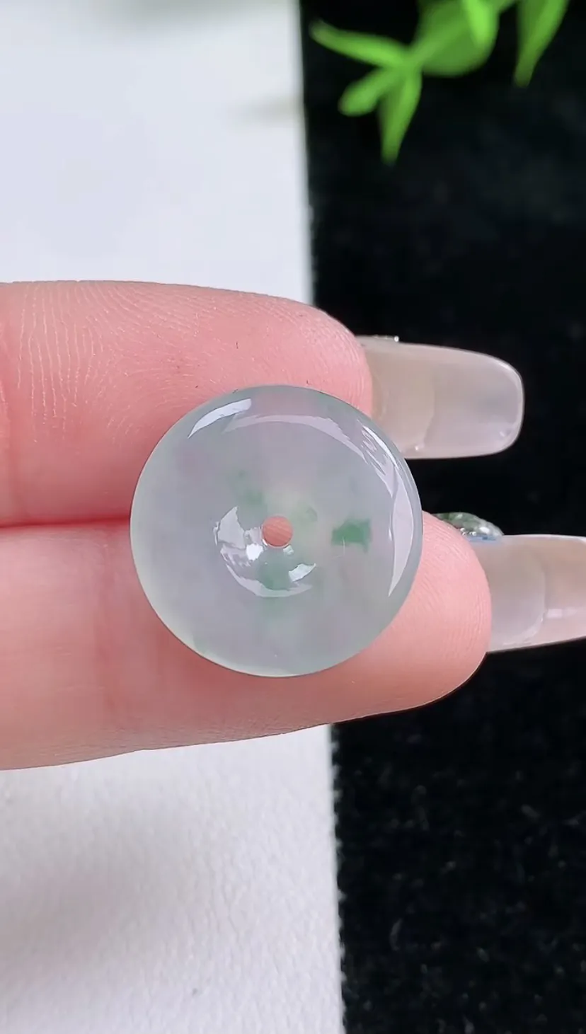 翡翠冰糯种飘绿平安扣