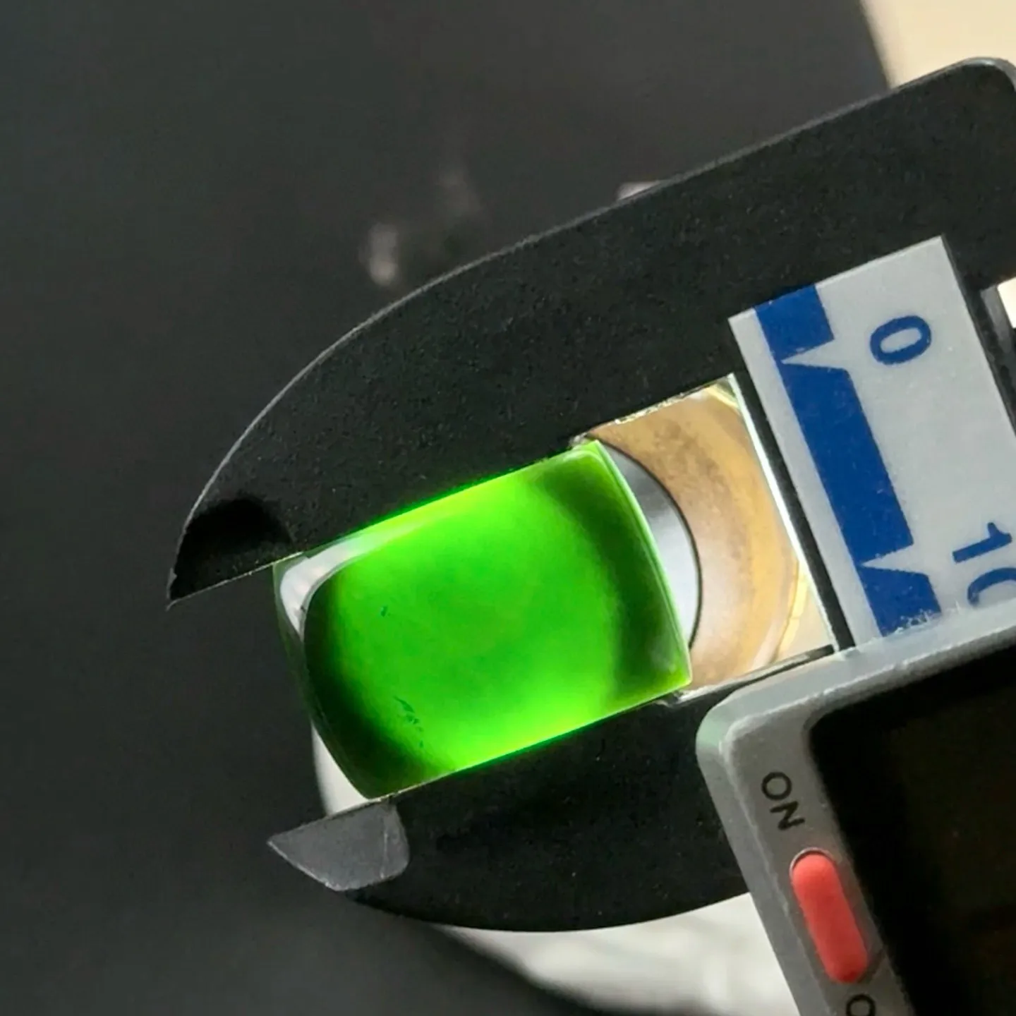 精品墨翠马鞍裸石戒面 种好色正 黑度极好 打灯通透 尺寸23.8