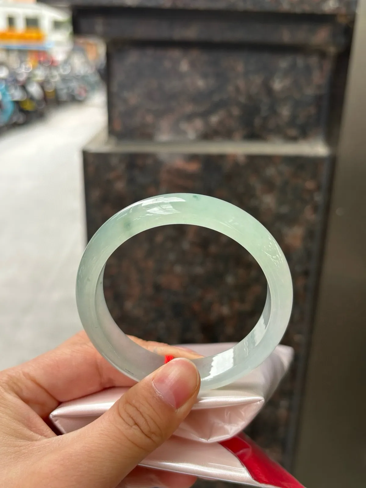 冰晴飘花正圈
完美，整体呈现出清润的晴底色泽，冰润莹泽的质地透着十足水头，上手水润通透又细腻起胶。种