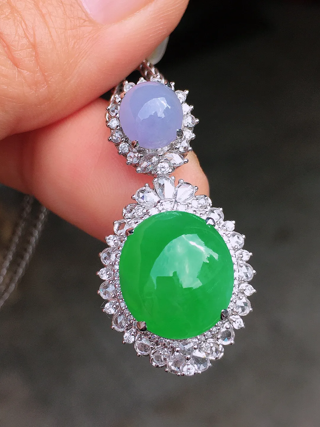 阳绿蛋面吊坠，色泽均匀艳丽，玉质细腻，荧光感超
强，饱满圆润，尽显优雅气质，18k
金豪华镶嵌