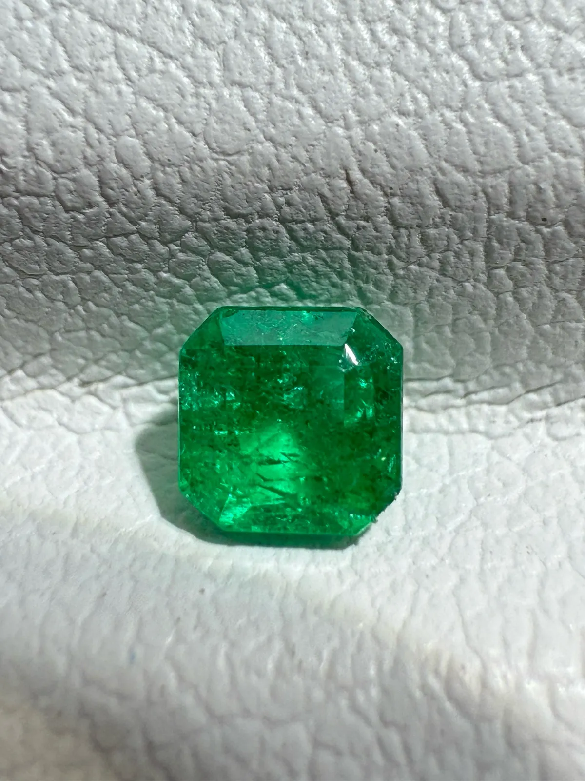 0.28ct天然哥伦比亚祖母绿裸石，尺寸3.6*3.6*2.7 毫米，晶体微棉，颜色美艳