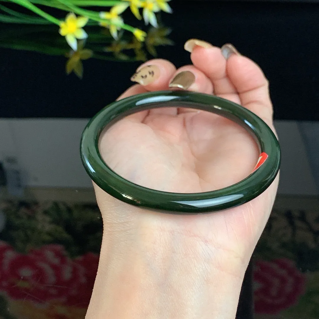 和田玉62圈口菠菜绿圆条碧玉手镯！玉质细腻油润 底色纯净 无纹裂 脂粉好，品质高