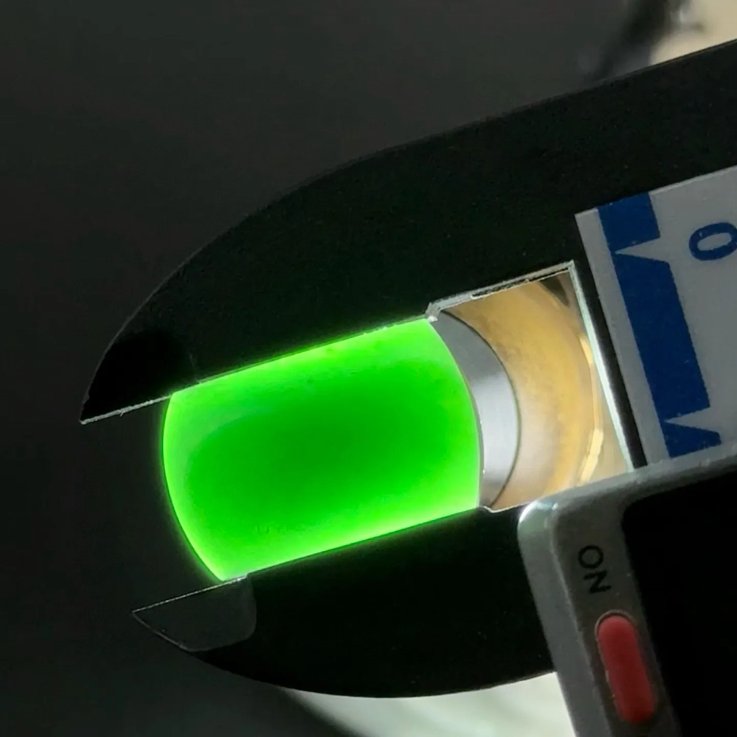 精品墨翠马鞍裸石 种好色正 黑度极好 打灯通透 油性十足 尺寸18.4