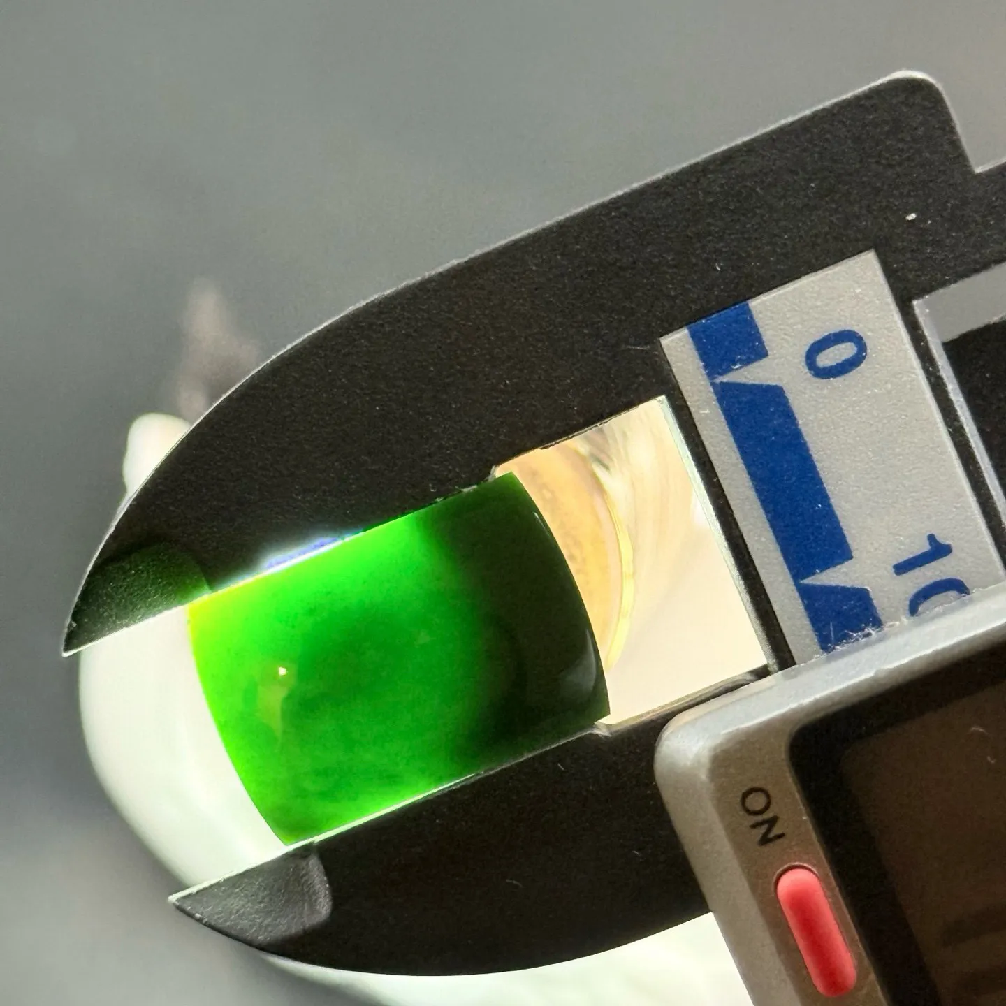 精品墨翠马鞍裸石 种好色正 黑度好 打灯通透 油性十足 尺寸18