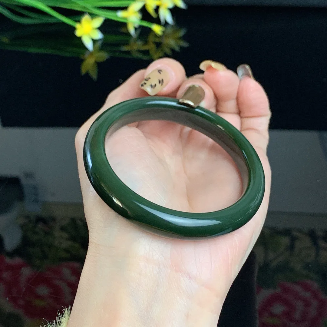 和田玉56圈口菠菜绿碧玉手镯！精品细料，玉质细腻油润 底色纯净 无裂无杂 脂粉好，品质高
