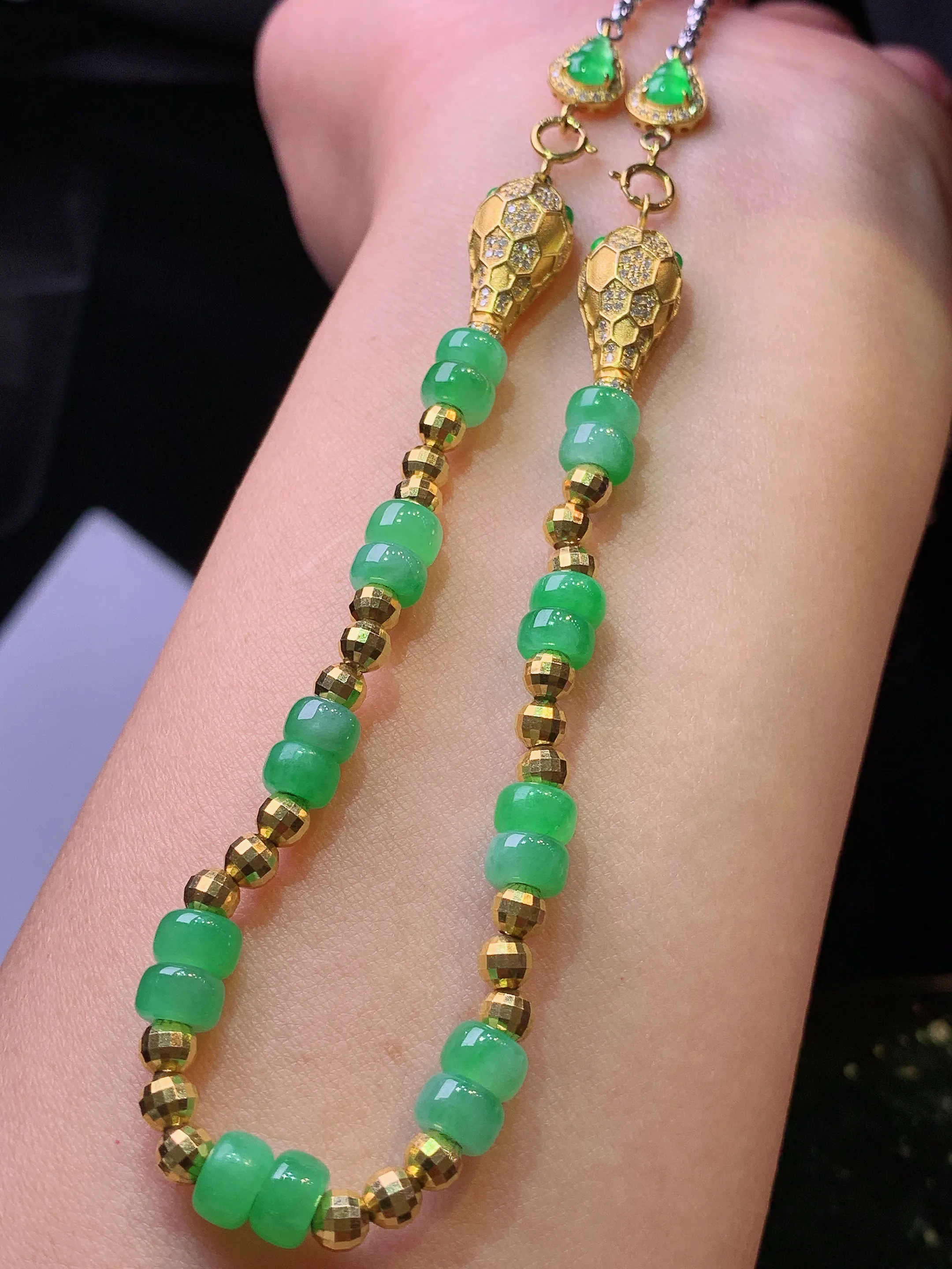 18k金钻镶嵌翠绿算盘珠项链 玉质细腻 色泽清新艳丽 整体尺寸6*3.8