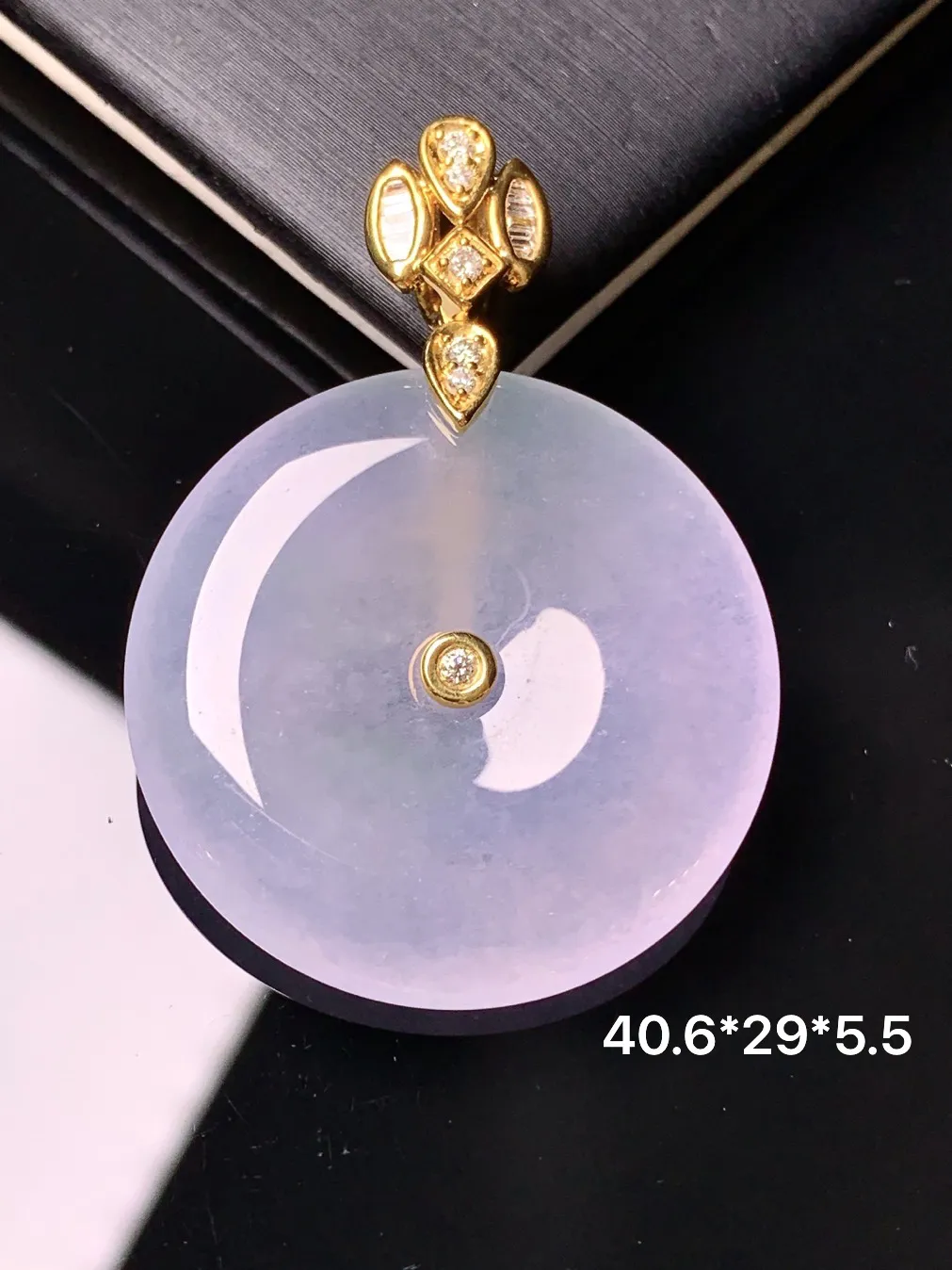 18k金钻镶嵌冰种平安扣吊坠 玉质细腻 色泽清新艳丽 整体尺寸40.6*29*5.5