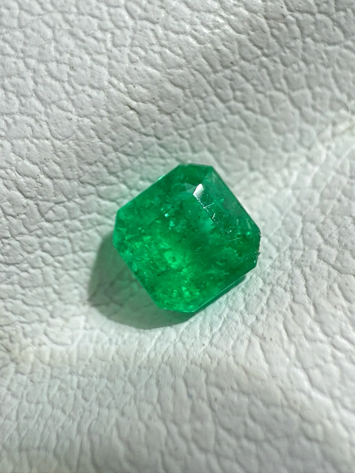 0.28ct天然哥伦比亚祖母绿裸石，尺寸3.6*3.6*2.7 毫米，晶体微棉，颜色美艳