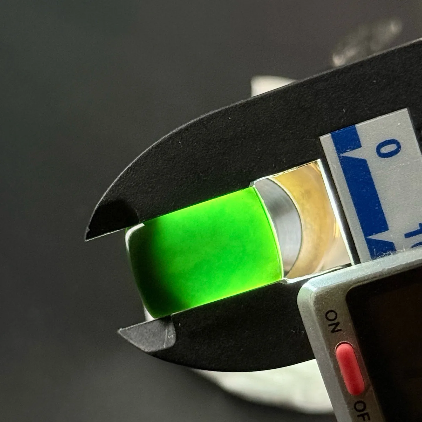 精品墨翠马鞍裸石 种好色正 黑度好 打灯通透 油性十足 尺寸17.9