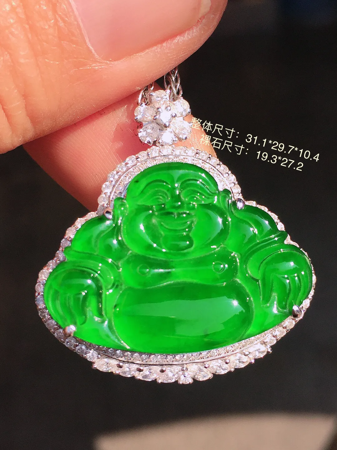 阳绿佛公吊坠，色泽均匀艳丽，玉质细腻，荧光感超
强，饱满圆润，尽显优雅气质，18k
金豪华镶嵌