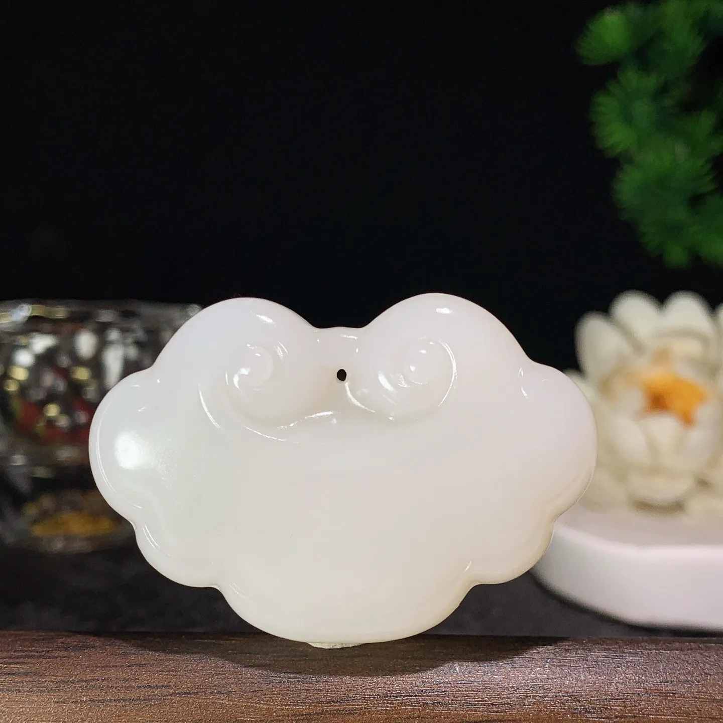 新疆和田玉白玉且末糖如意锁挂件 尺寸34/50/12重38克 玉质细腻油润。手推出油。佩高端典雅。lt060129