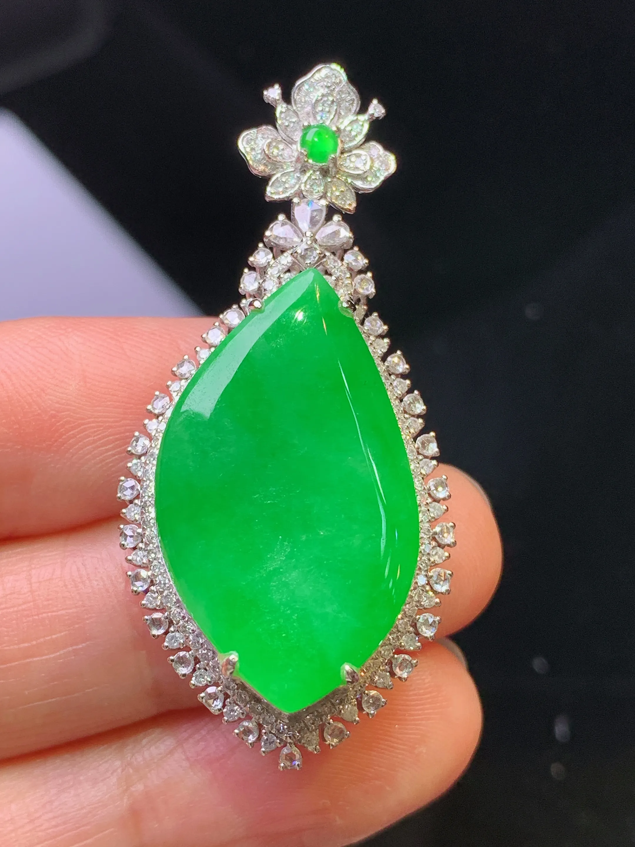 18k金钻镶嵌满绿随形吊坠 玉质细腻 色泽清新艳丽 整体尺寸46.2*21.2*9