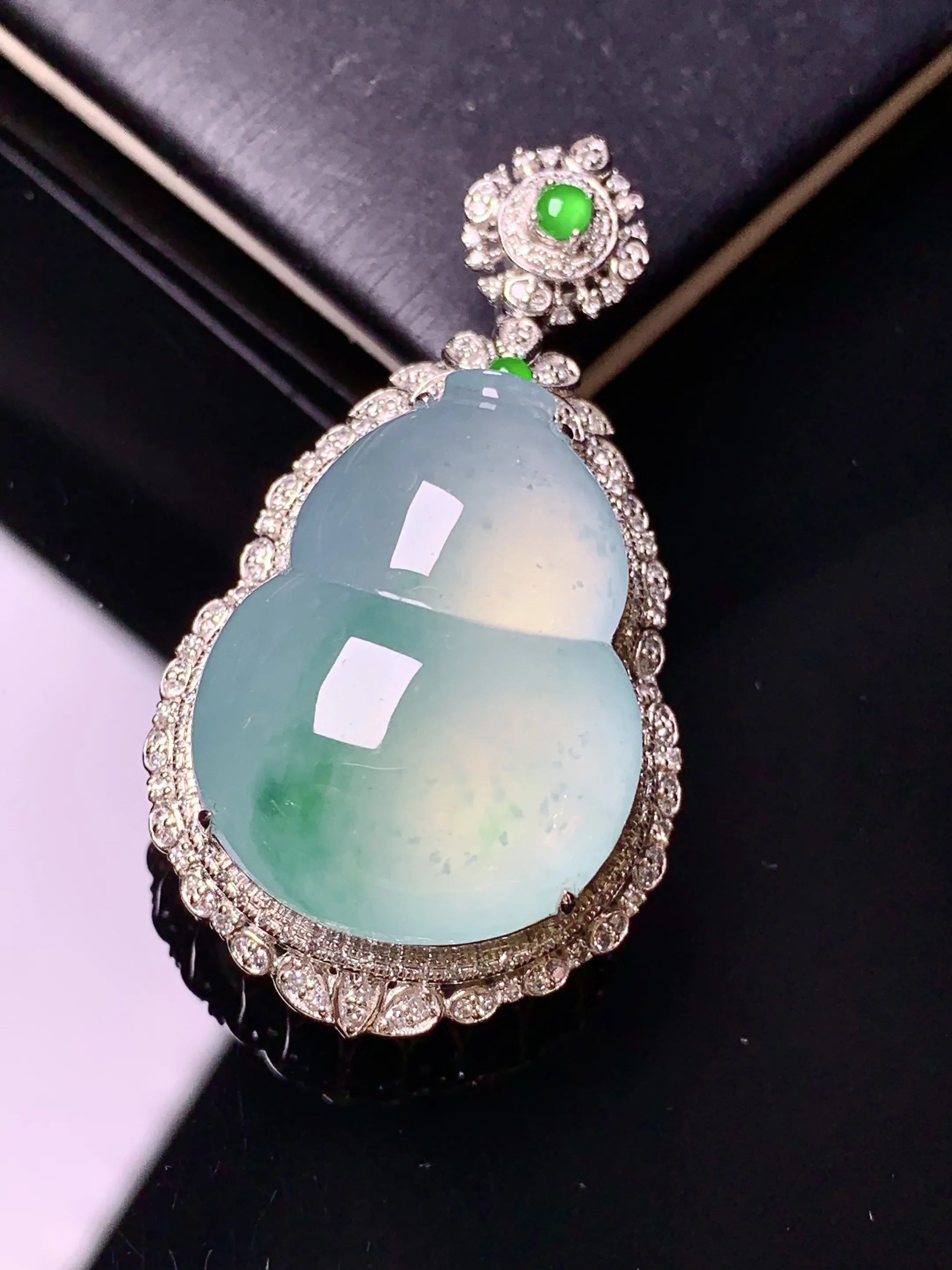 18k金钻镶嵌冰种飘绿葫芦吊坠 玉质细腻 色泽清新艳丽 整体尺寸44.8*23*14.6