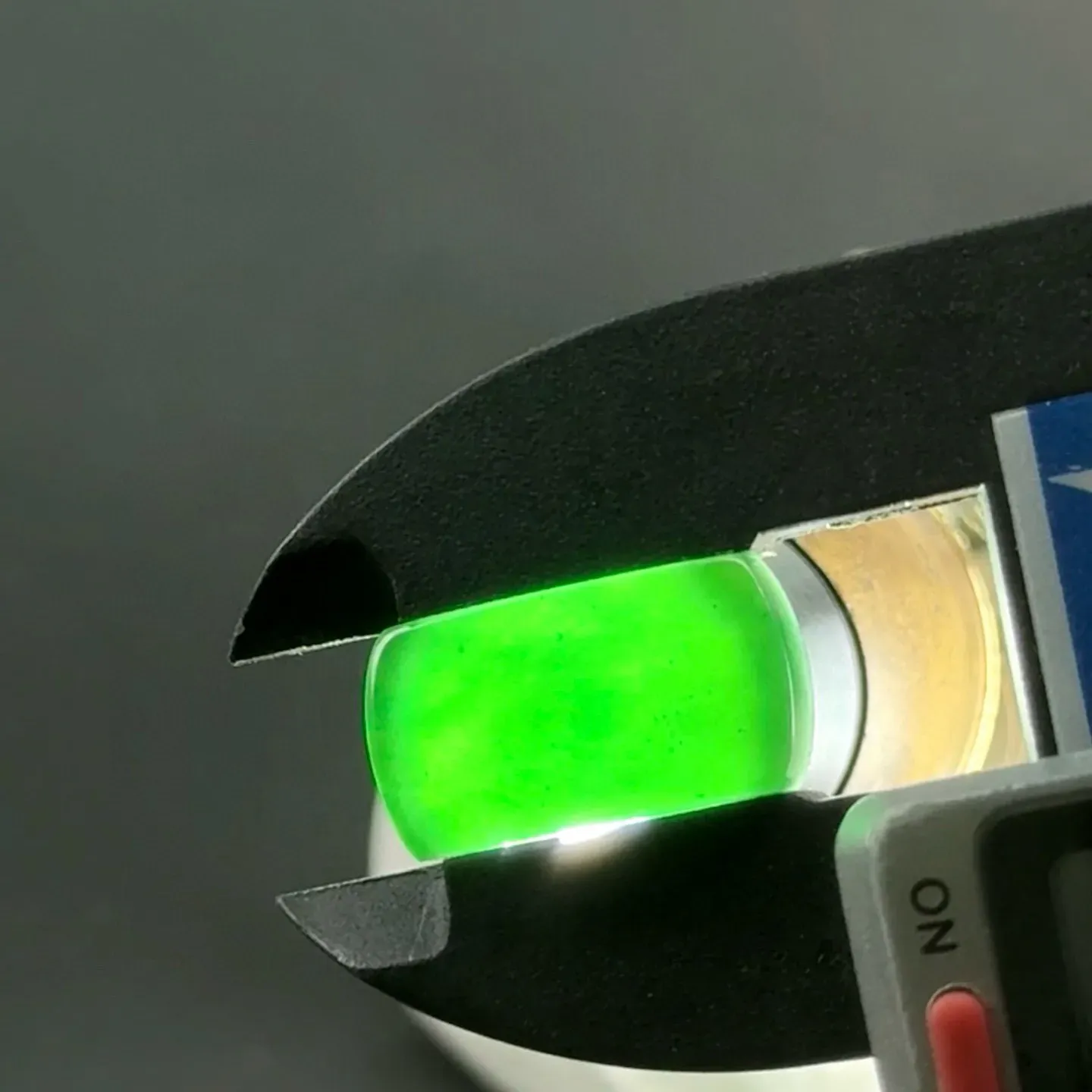 精品墨翠马鞍裸石戒面 种好色正 黑度极好 打灯通透 油性十足 尺寸16.9