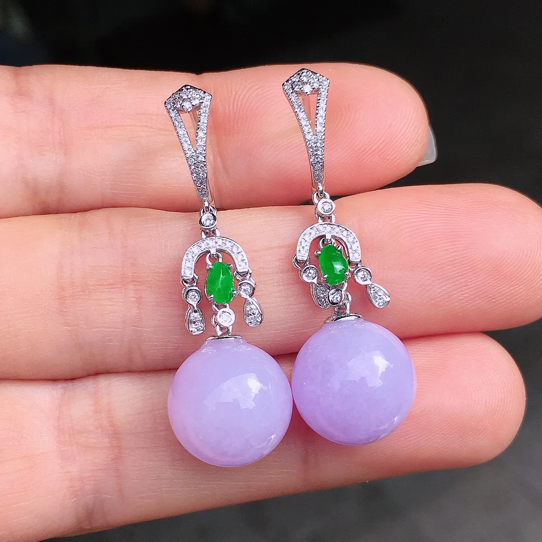 紫罗兰珠子耳坠，色泽均匀艳丽，玉质细腻，荧光感超
强，饱满圆润，尽显优雅气质，18k
金豪华镶嵌