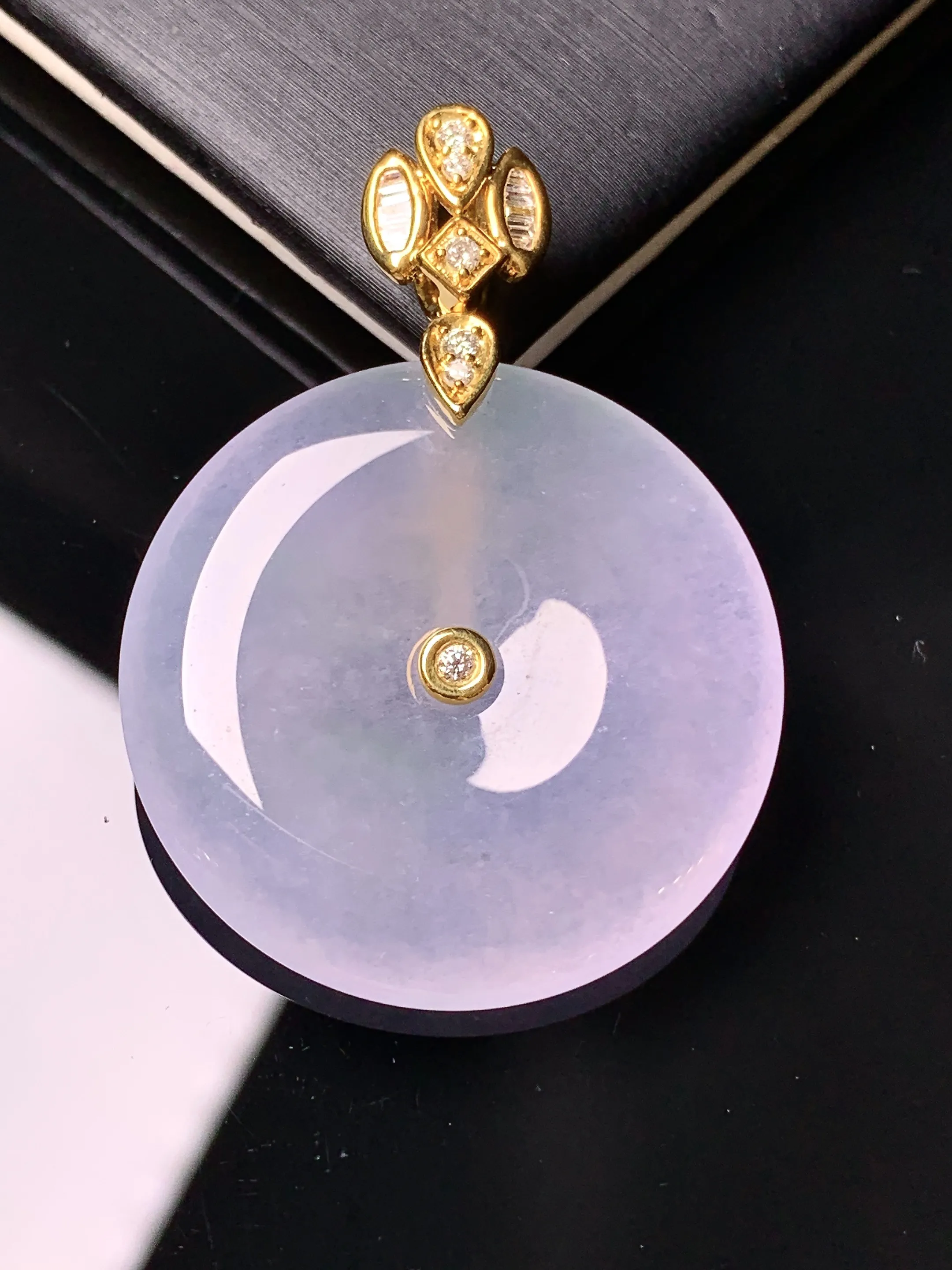 18k金钻镶嵌冰种平安扣吊坠 玉质细腻 色泽清新艳丽 整体尺寸40.6*29*5.5