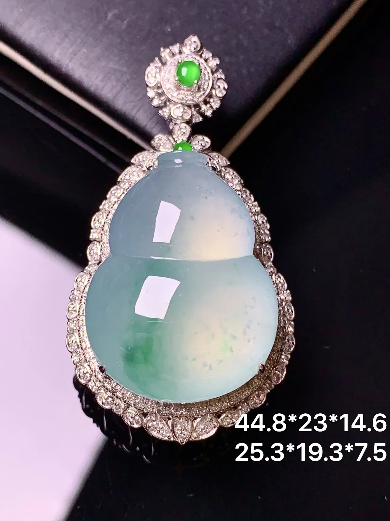 18k金钻镶嵌冰种飘绿葫芦吊坠 玉质细腻 色泽清新艳丽 整体尺寸44.8*23*14.6