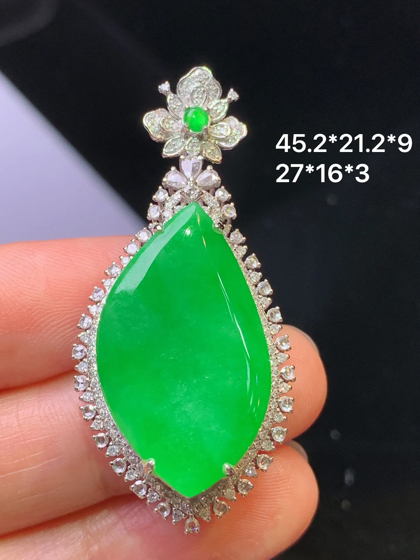 18k金钻镶嵌满绿随形吊坠 玉质细腻 色泽清新艳丽 整体尺寸46.2*21.2*9