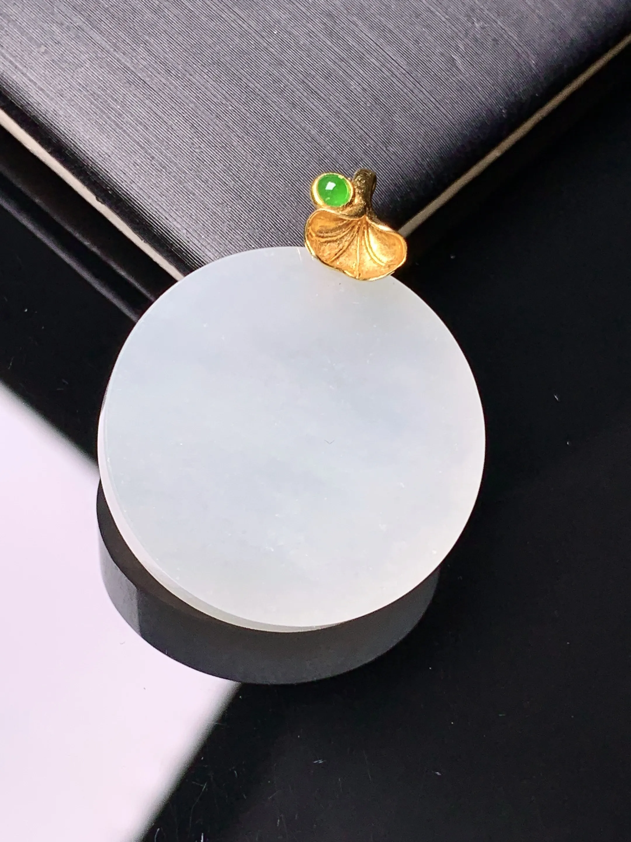 18k金镶嵌冰种圆牌吊坠 玉质细腻 色泽清新艳丽 整体尺寸28*22.3*5