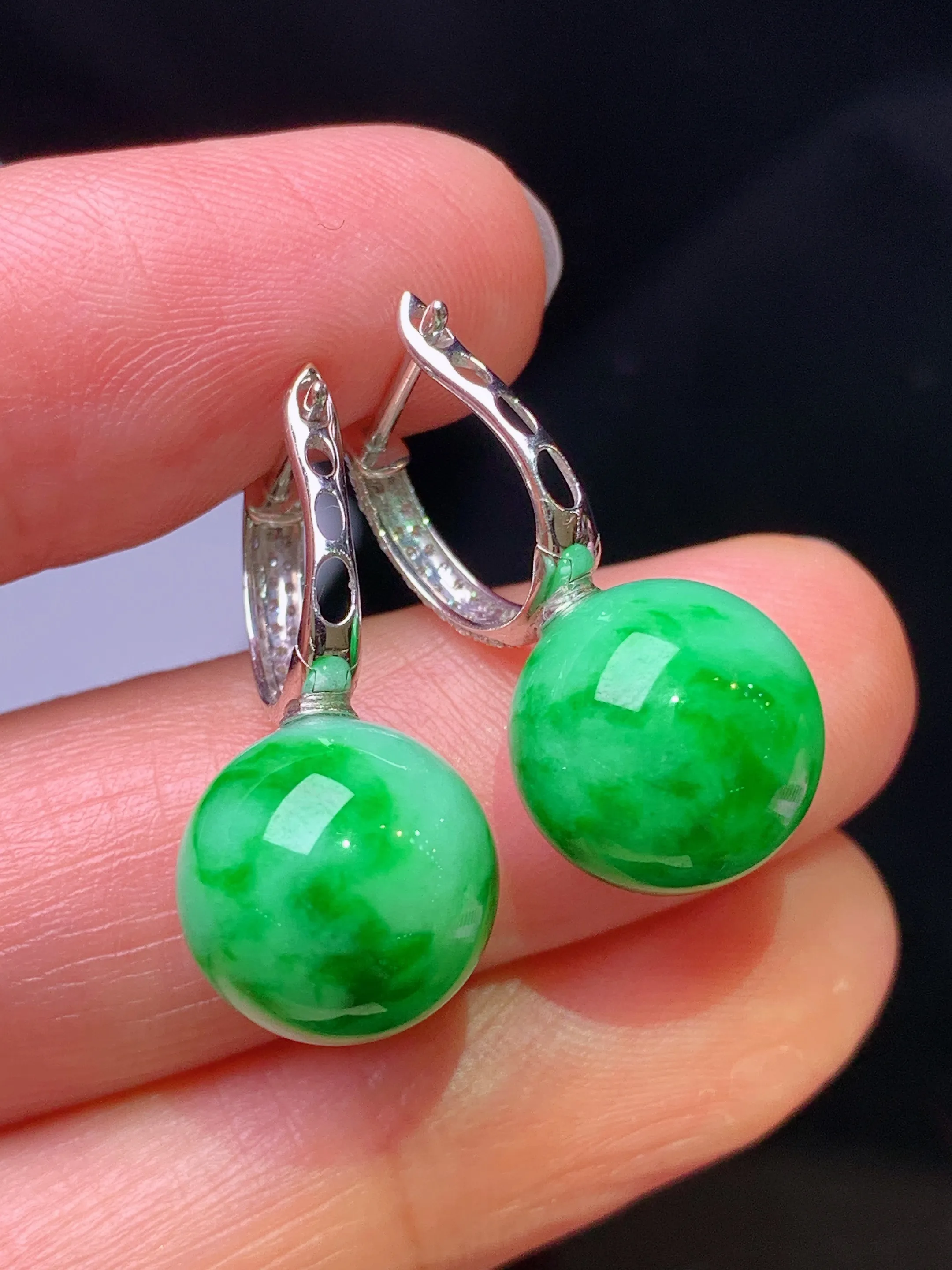 18k金钻镶嵌翠绿圆耳钉 玉质细腻 色泽清新艳丽 整体尺寸24.2*11.2