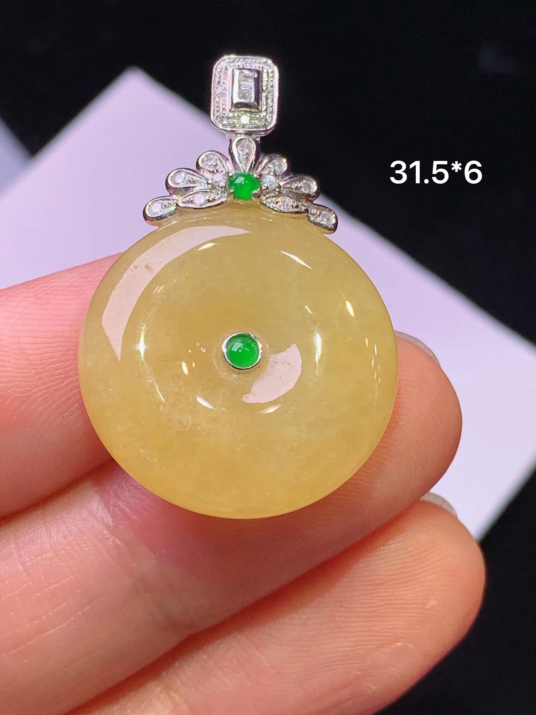 18k金钻镶嵌黄翡平安扣吊坠 玉质细腻 色泽清新艳丽 整体尺寸31.5*20.5*6