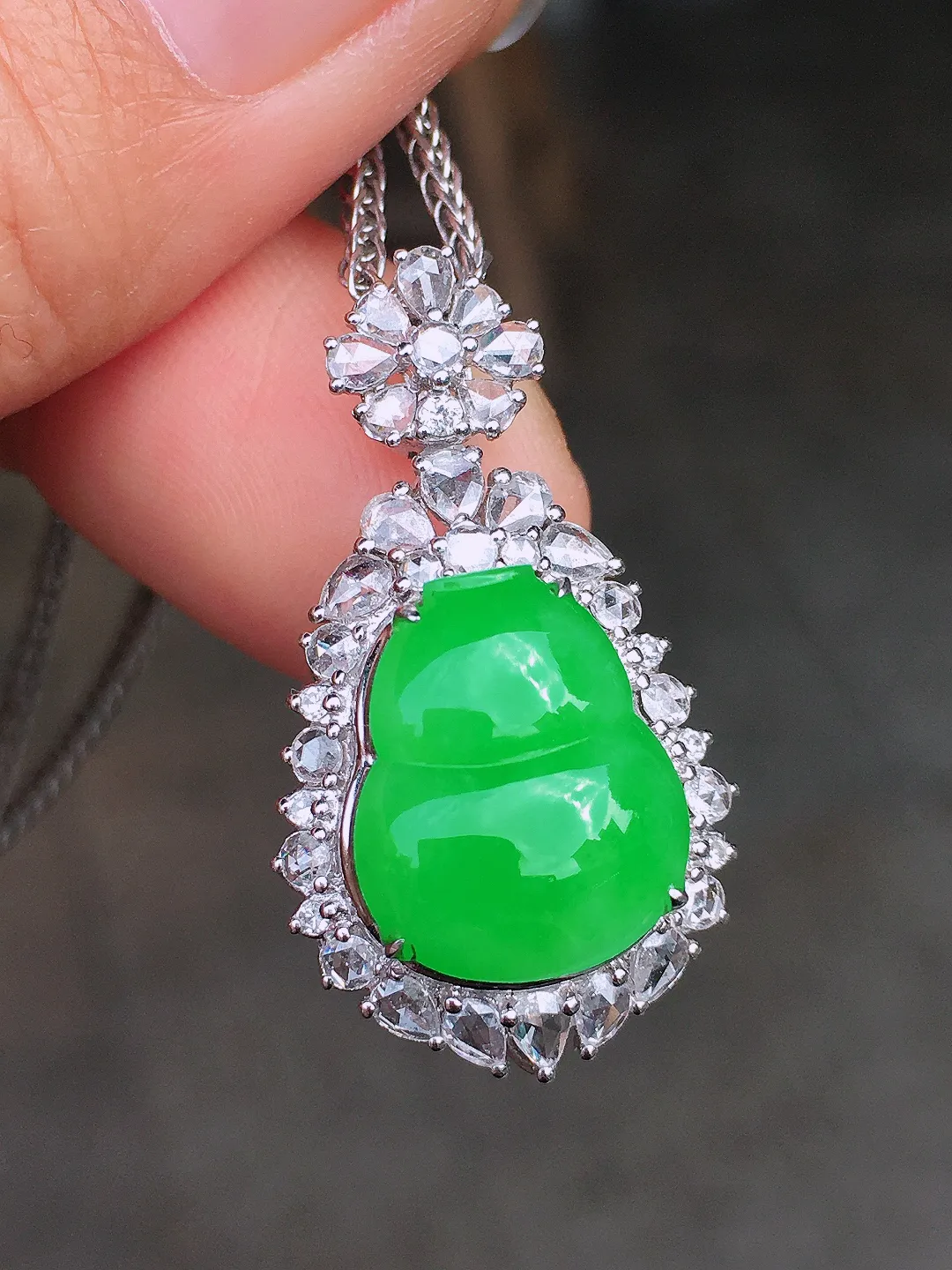 阳绿葫芦吊坠，色泽均匀艳丽，玉质细腻，荧光感超
强，饱满圆润，尽显优雅气质，18k
金豪华镶嵌