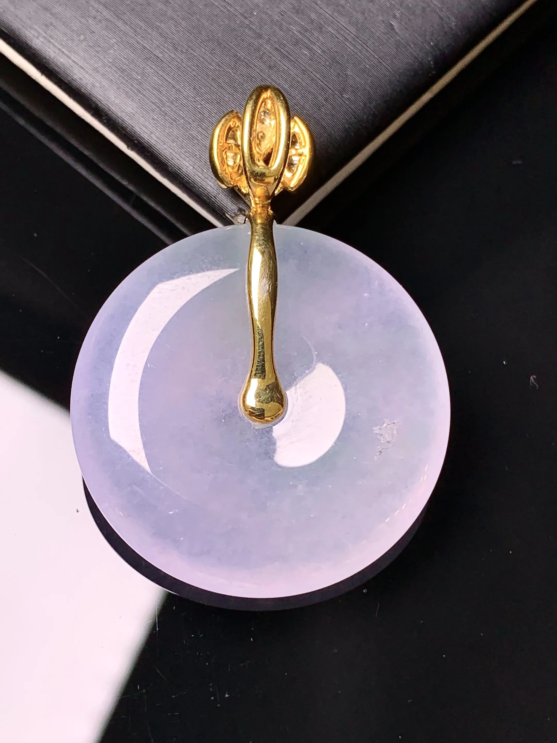 18k金钻镶嵌冰种平安扣吊坠 玉质细腻 色泽清新艳丽 整体尺寸40.6*29*5.5