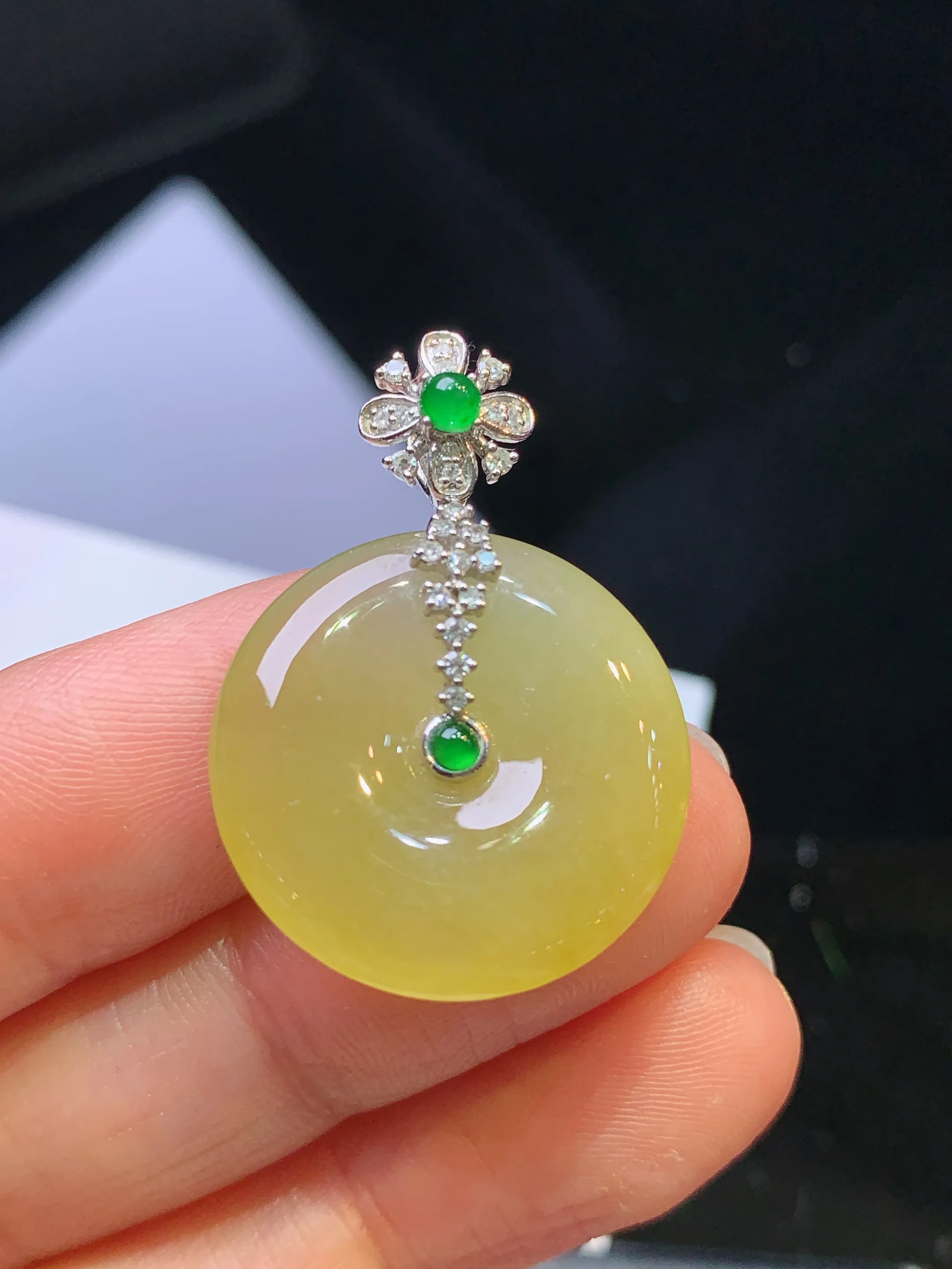 18k金钻镶嵌黄翡平安扣吊坠 玉质细腻 色泽清新艳丽 整体尺寸30.8*21.3*4.6