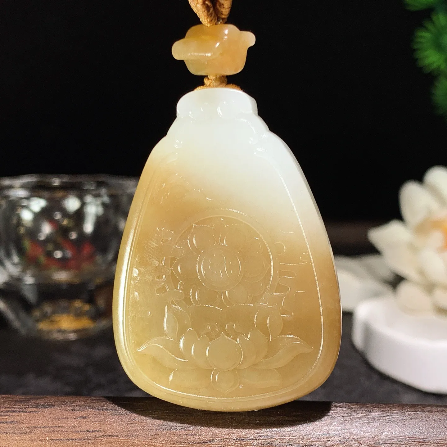 新疆和田玉白玉且末糖佛引福来牌子挂件 尺寸49/35/14重44克 玉质细腻油润。手推出油。佩高端典雅。lt060129