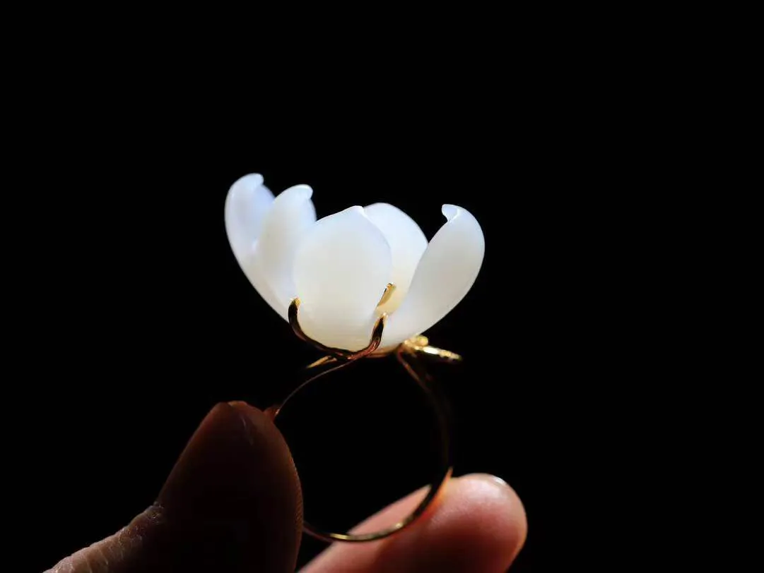 （金镶玉.荷韵.戒指）

精品和田玉白玉18k金镶嵌荷韵戒指，玉质细腻温润，油润感十足，心似莲花开，风华可绝代，醉卧清 风中里，翩翩入梦来。荷花悄然绽放，气韵传神  重7.2克   尺寸18-26.5-14.8mm   97102999A