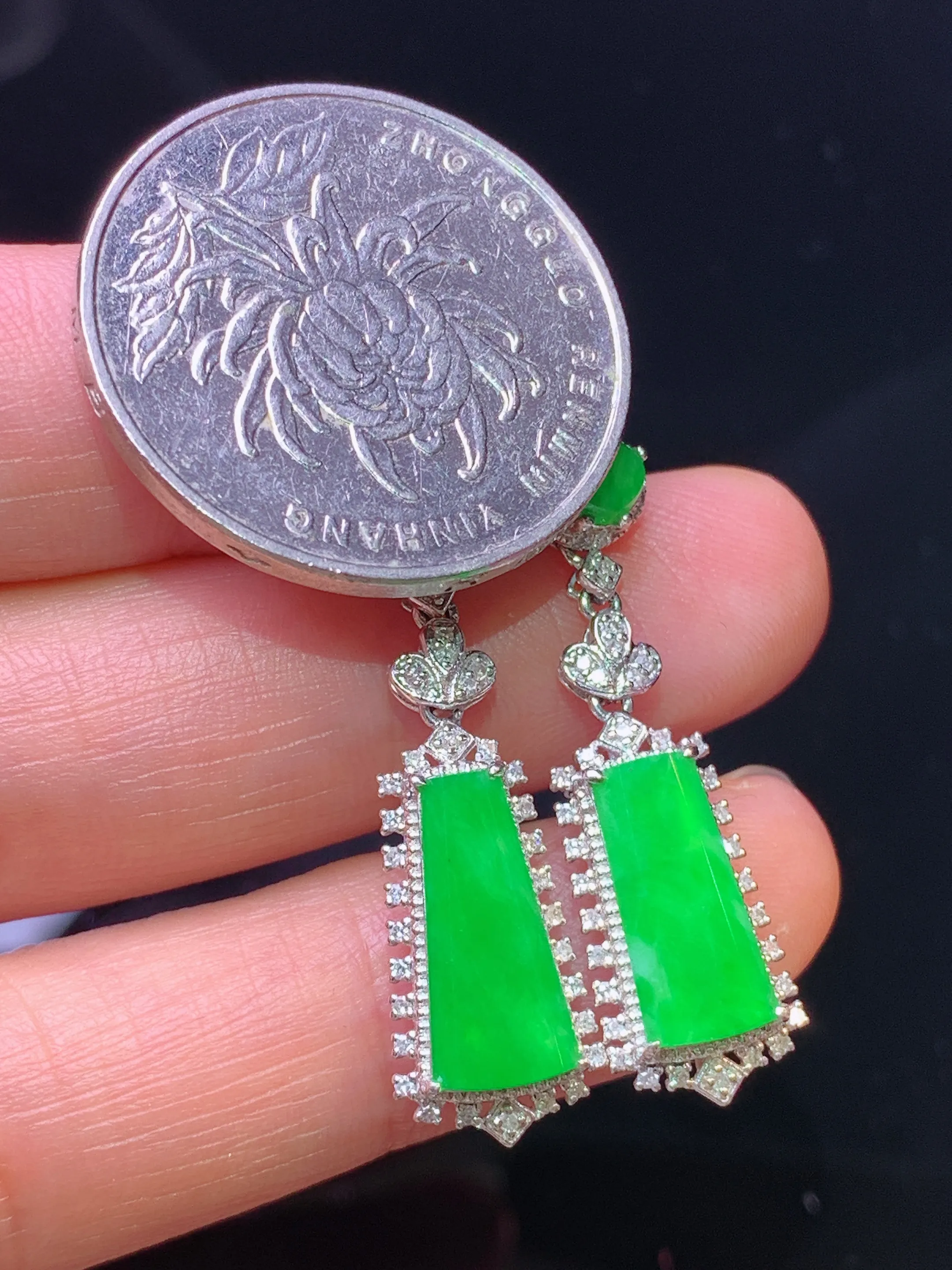 18k金钻镶嵌满绿无事牌耳坠 玉质细腻 色泽清新艳丽 整体尺寸31.5*9.8*5.3