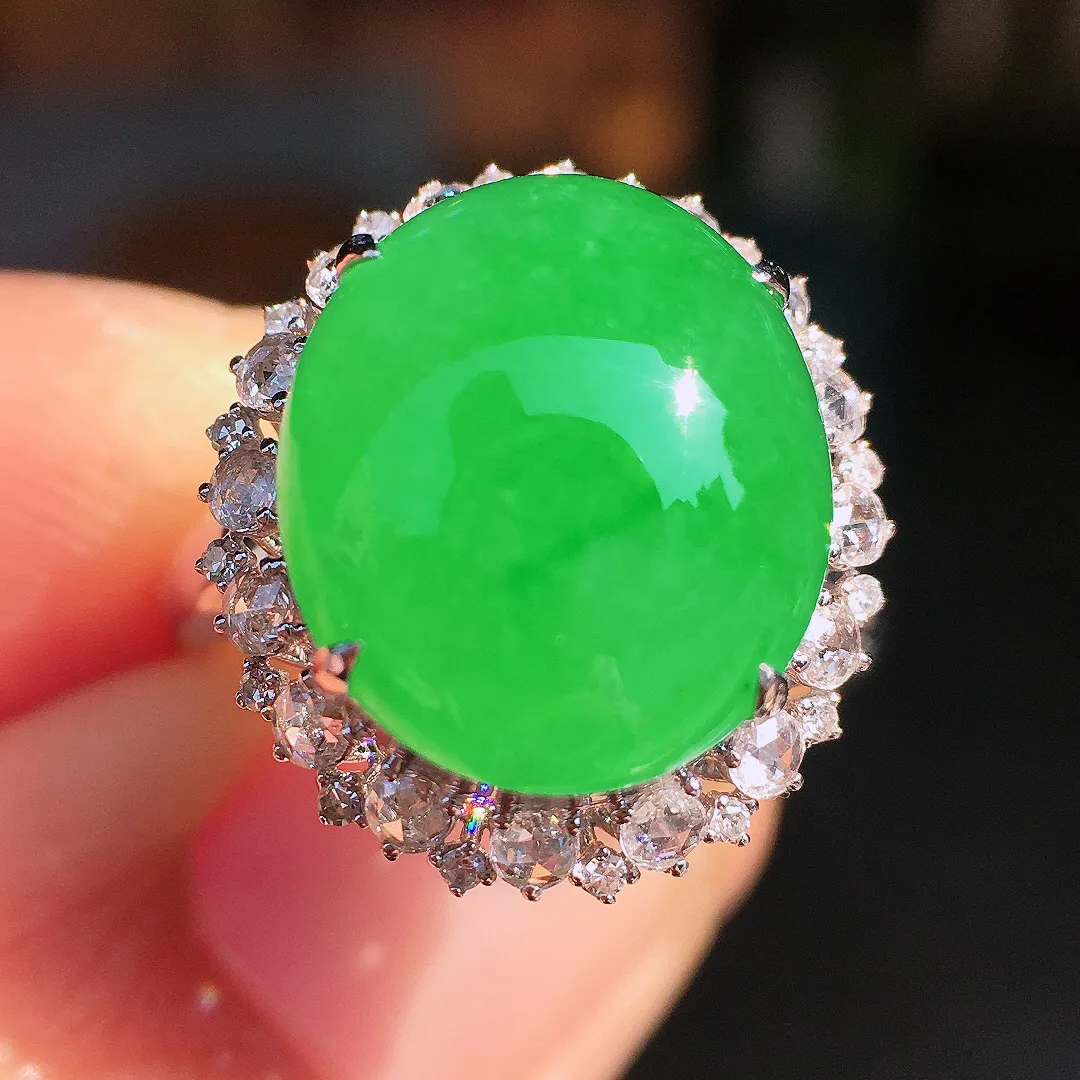 阳绿蛋面戒指，色泽均匀艳丽，玉质细腻，荧光感超
强，饱满圆润，尽显优雅气质，18k
金豪华镶嵌