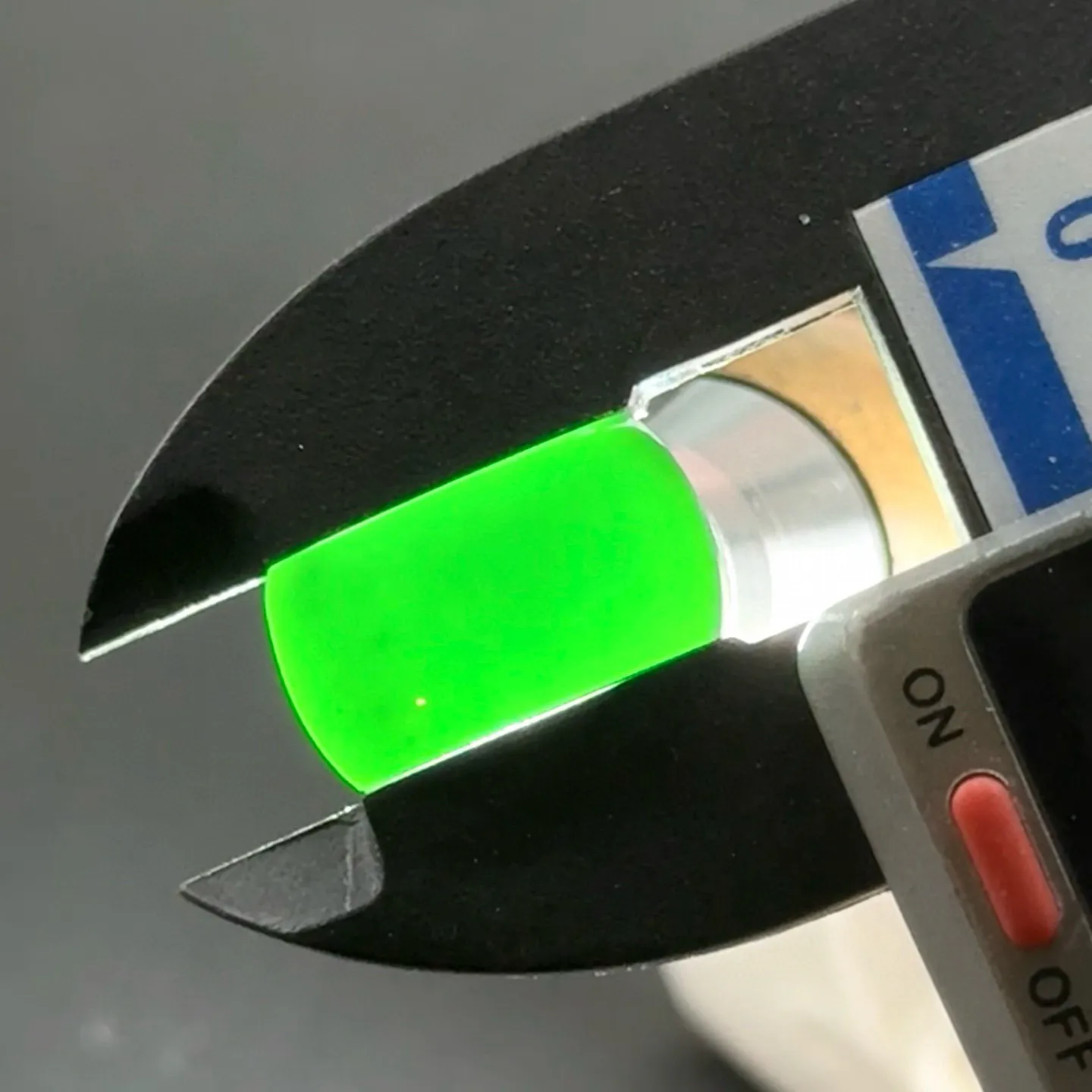 精品墨翠马鞍裸石 种好色正 黑度极好 打灯通透 尺寸15.8