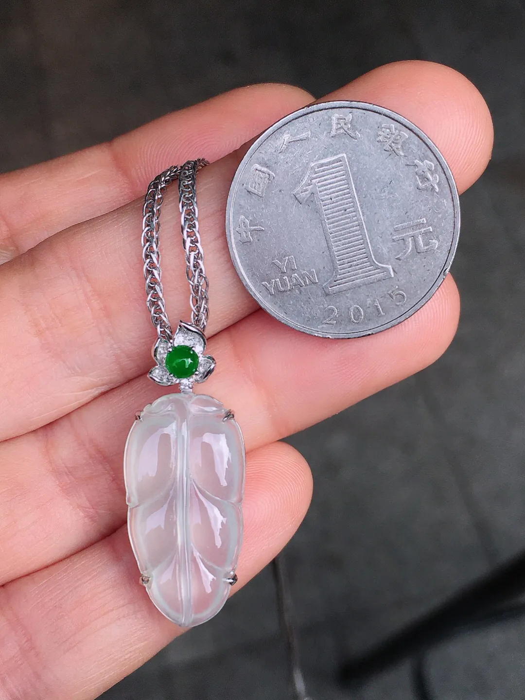 冰种玉叶吊坠，玉质细腻，荧光感超
强，饱满圆润，尽显优雅气质，18k
金豪华镶嵌