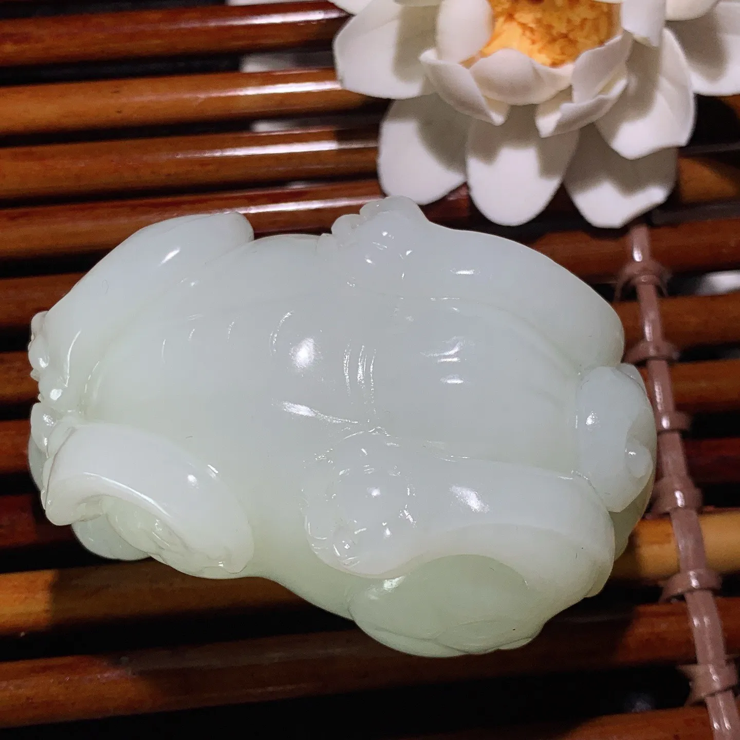 新疆和田玉白玉羊脂白招财进宝貔貅把件 尺寸68/43/40重180.5克 玉质细腻油润。手推出油。佩高端典雅。lt060129