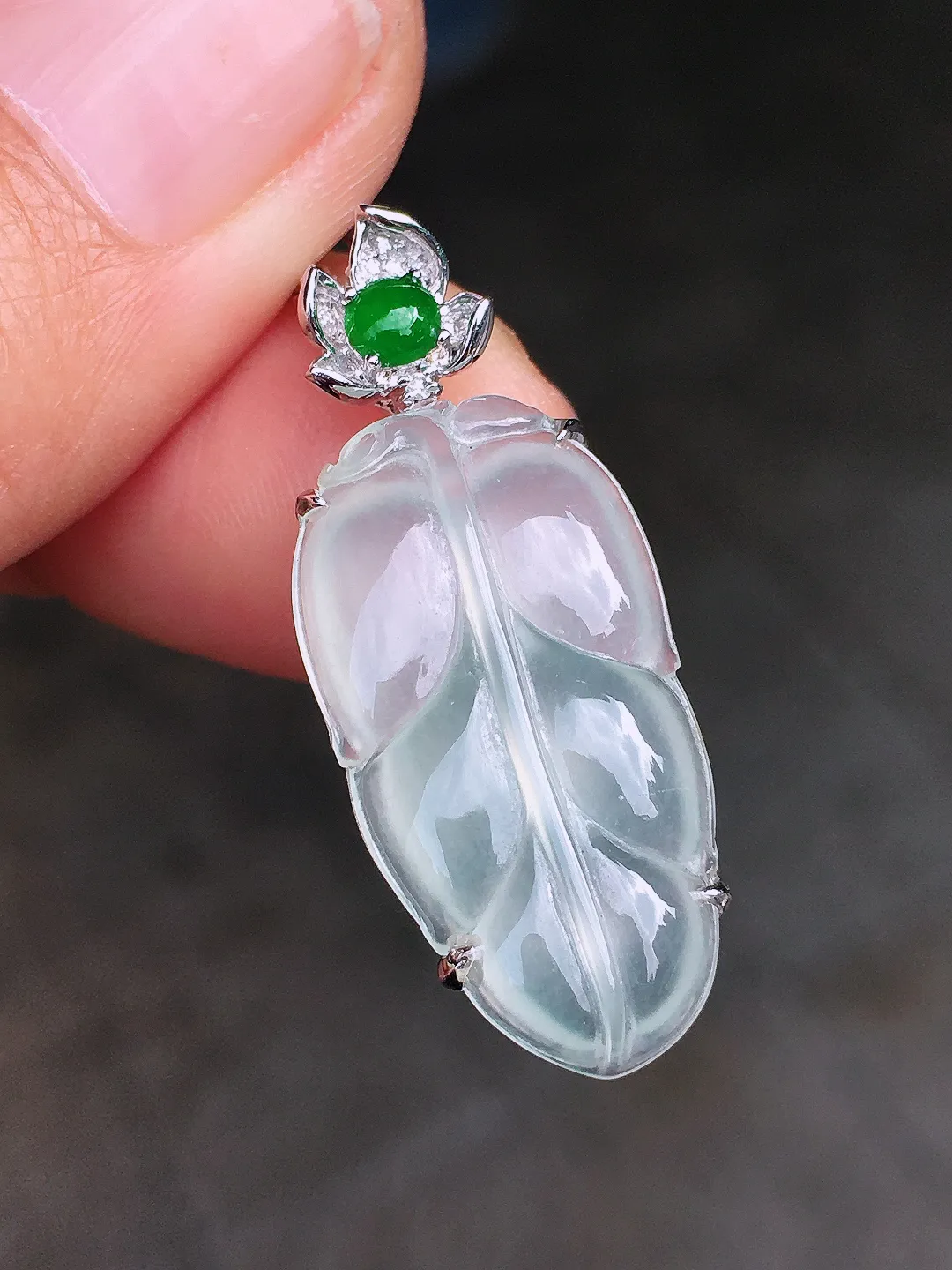 冰种玉叶吊坠，玉质细腻，荧光感超
强，饱满圆润，尽显优雅气质，18k
金豪华镶嵌