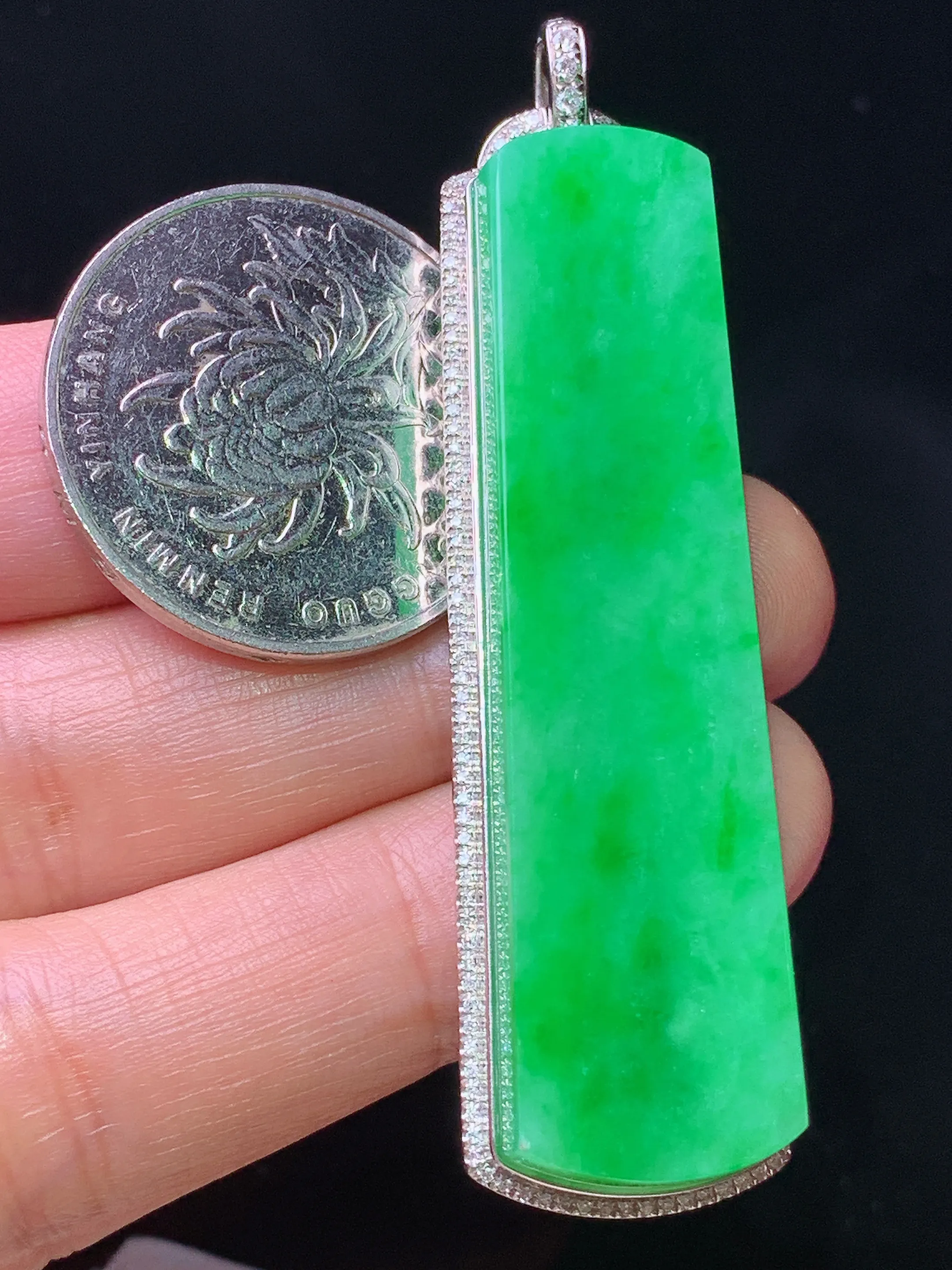 18k金钻镶嵌翠绿无事牌吊坠 玉质细腻 色泽清新艳丽 整体尺寸61*15.8*8.8