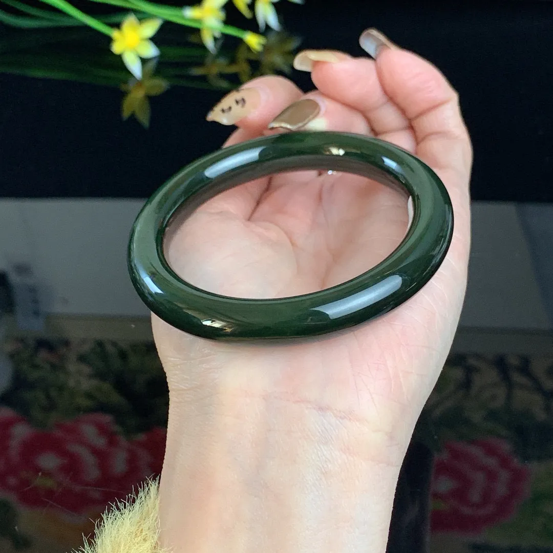 和田玉56.5圈口菠菜绿肥圆条碧玉手镯！玉质细腻油润 底色纯净 无裂无棉 脂粉好，品质高