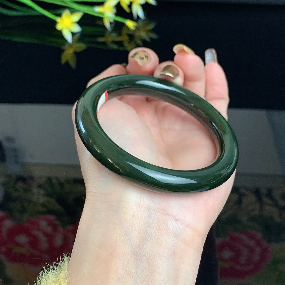 和田玉56.5圈口菠菜绿肥圆条碧玉手镯！玉质细腻油润 底色纯净 无裂无棉 脂粉好，品质高