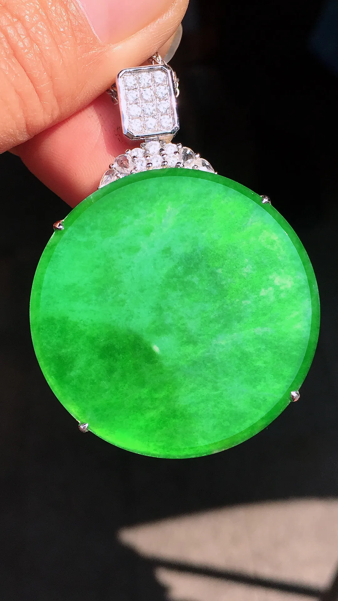 阳绿平安扣吊坠，色泽均匀艳丽，玉质细腻，荧光感超
强，饱满圆润，尽显优雅气质，18k
金豪华镶嵌