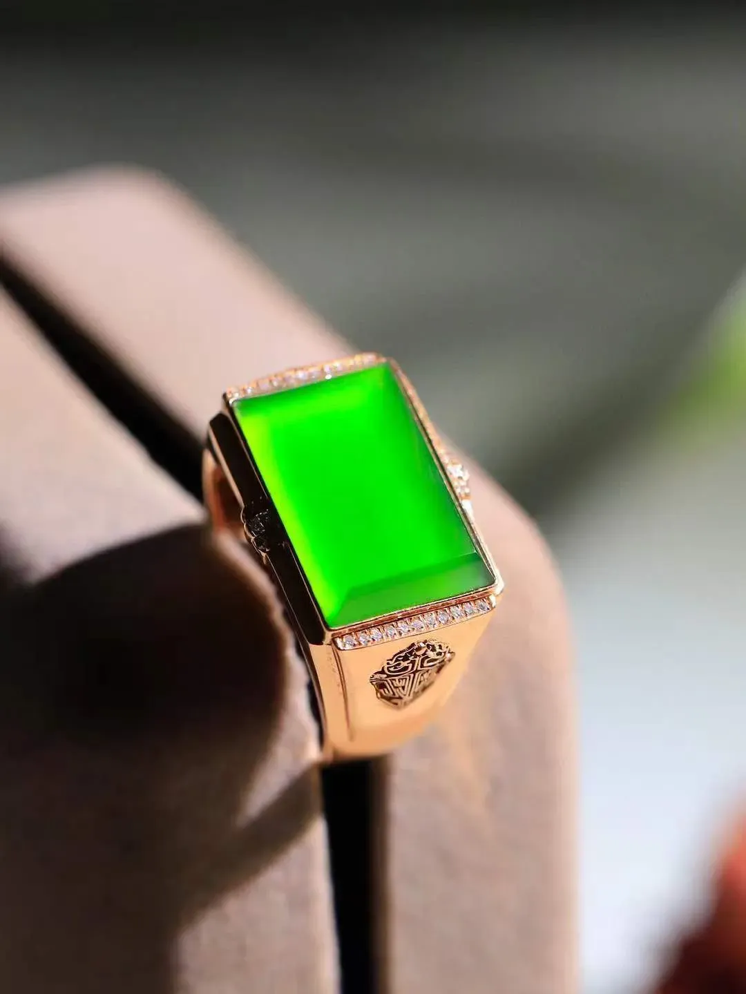 【金镶玉.戒指】

精品和田玉碧玉18k金镶嵌戒指 玉质细腻温润 油性十足 ，不论时光如何流转变化，