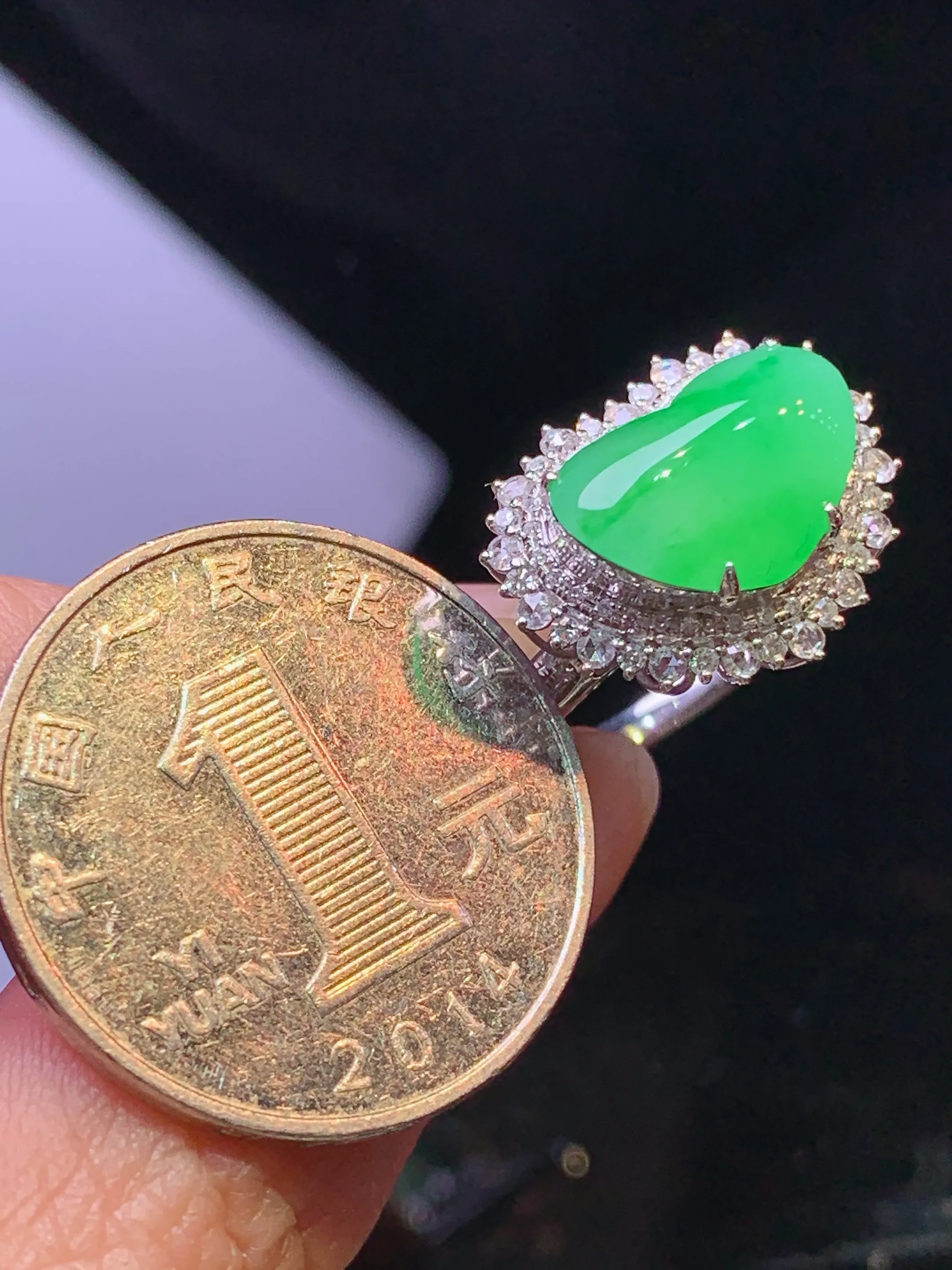 18k金钻镶嵌翠绿心形戒指 玉质细腻 色泽清新艳丽 圈口14 整体尺寸14.5*18*10.2