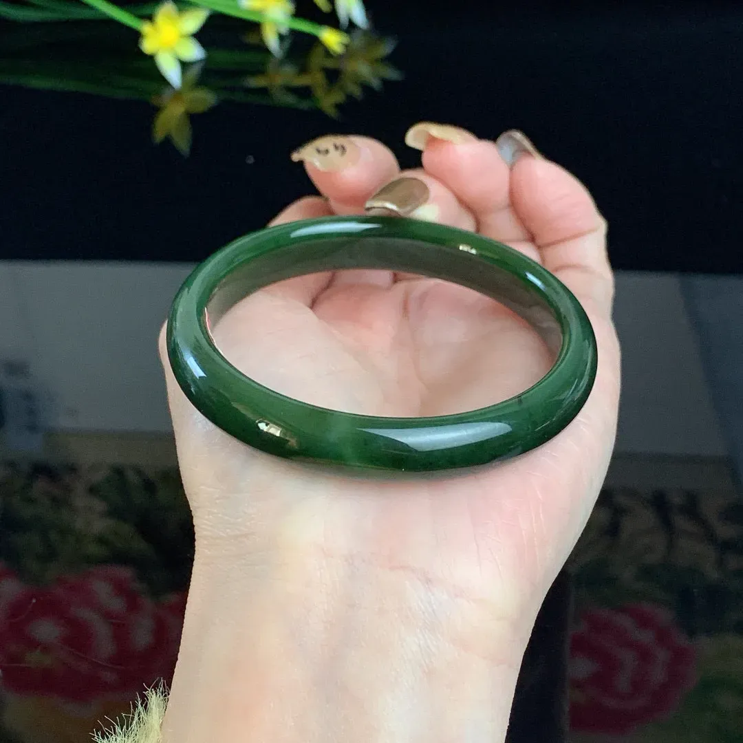 和田玉57.5圈口菠菜绿碧玉手镯！玉质细腻油润 底色纯净 无纹裂 脂粉好，品质高